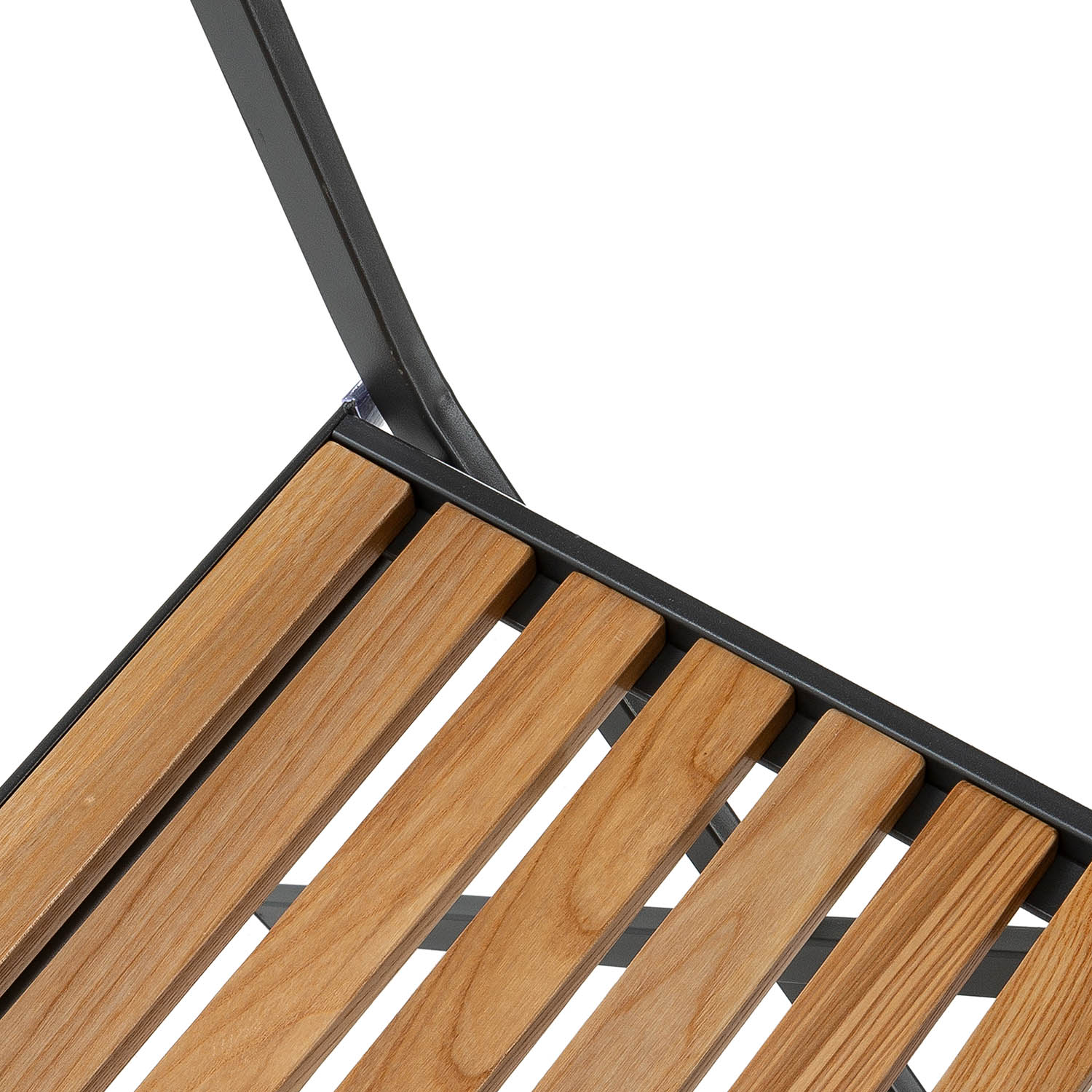 Listones de madera sobre marco metálico oscuro, vista cercana.