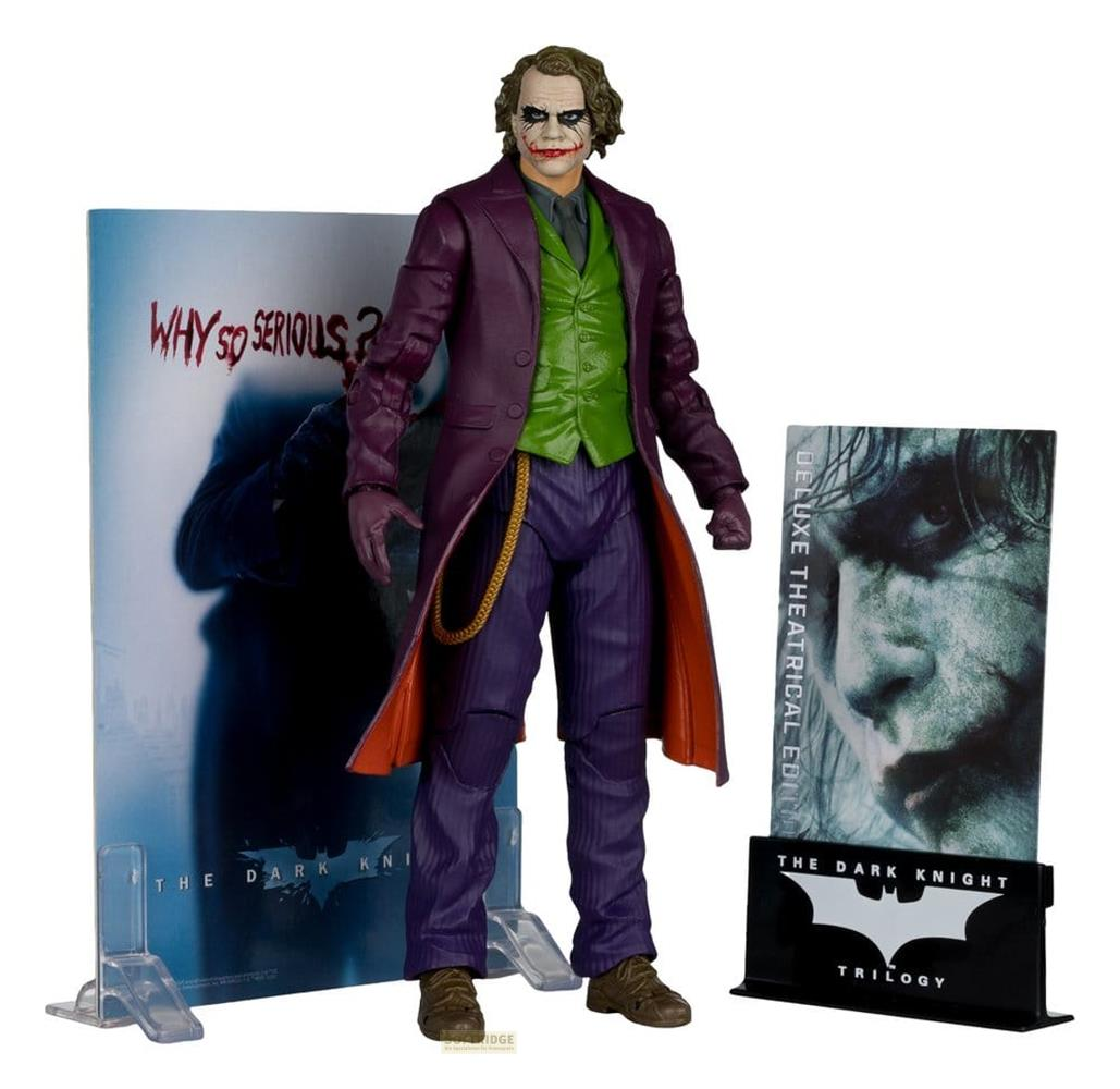 Joker-Actionfigur in lila Mantel, grüner Weste und lila Hose, mit "The Dark Knight"-Hintergründen.