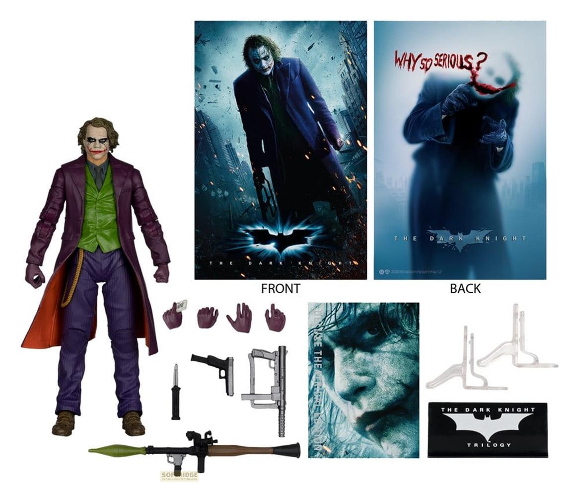 Actionfigur des Jokers mit Zubehör und Filmplakaten von The Dark Knight.