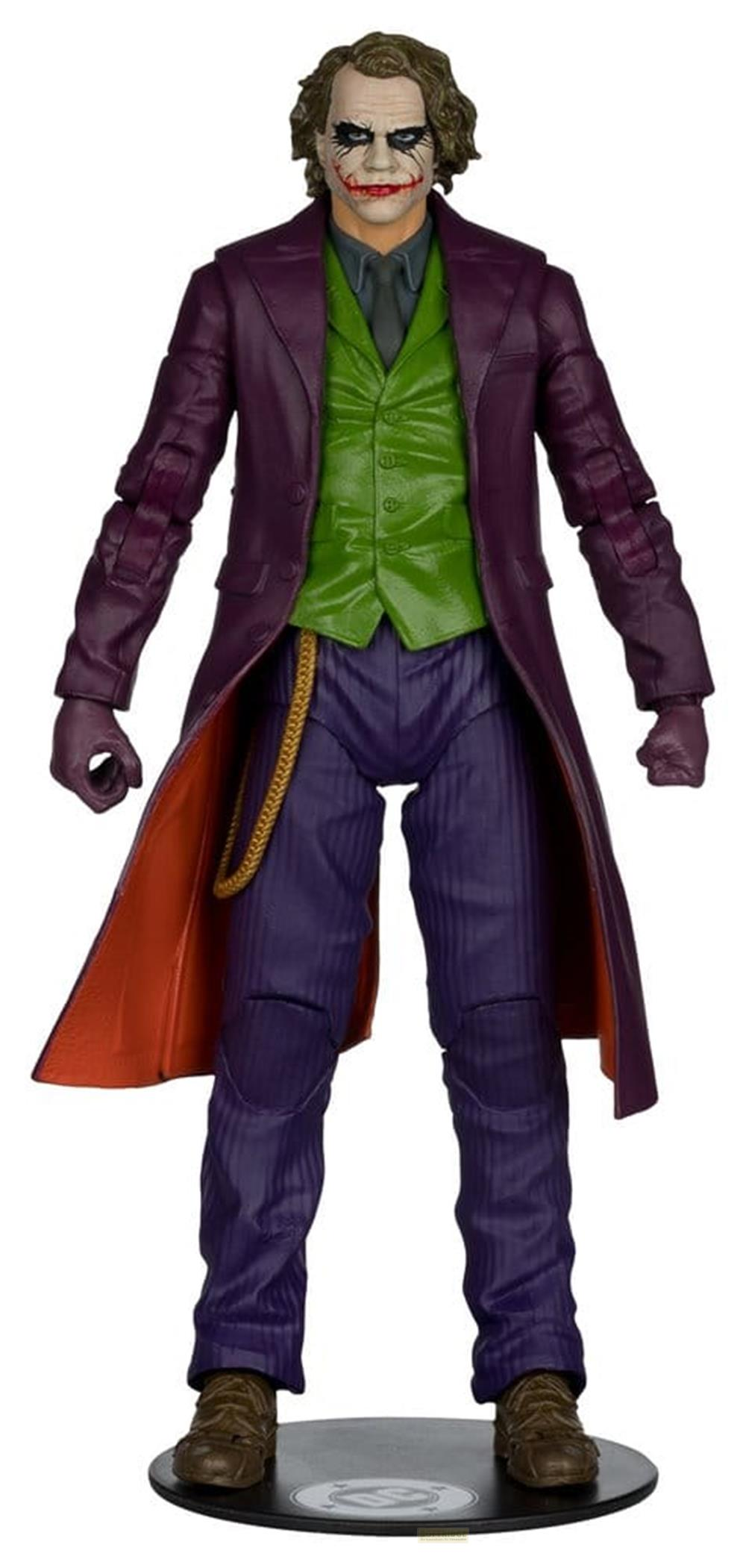 Eine Actionfigur des Jokers mit lila Mantel, gruner Weste und gestreiften Hosen auf einem Sockel.