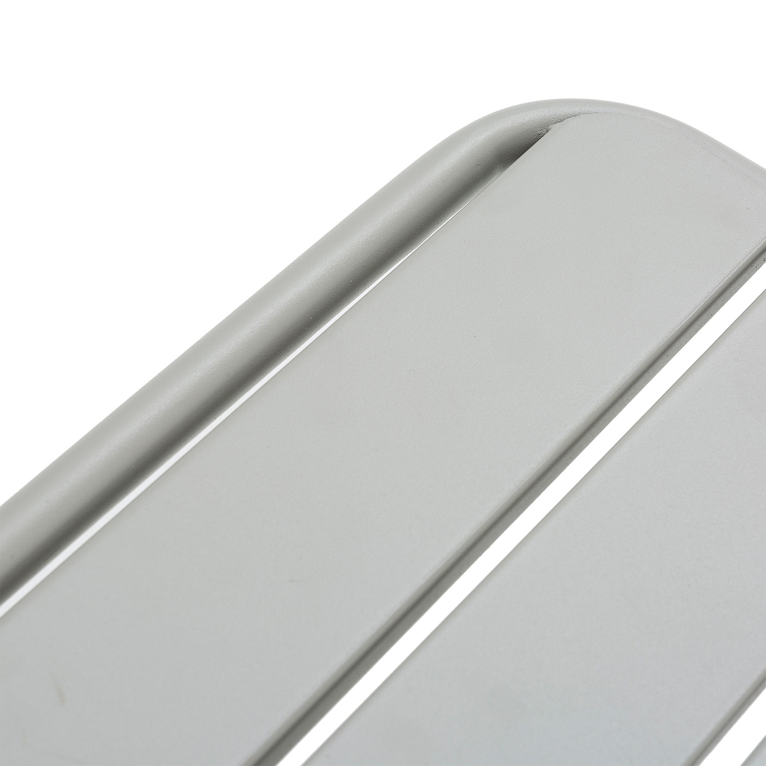 Primer plano de una silla de metal gris con reposabrazos curvo y listones.