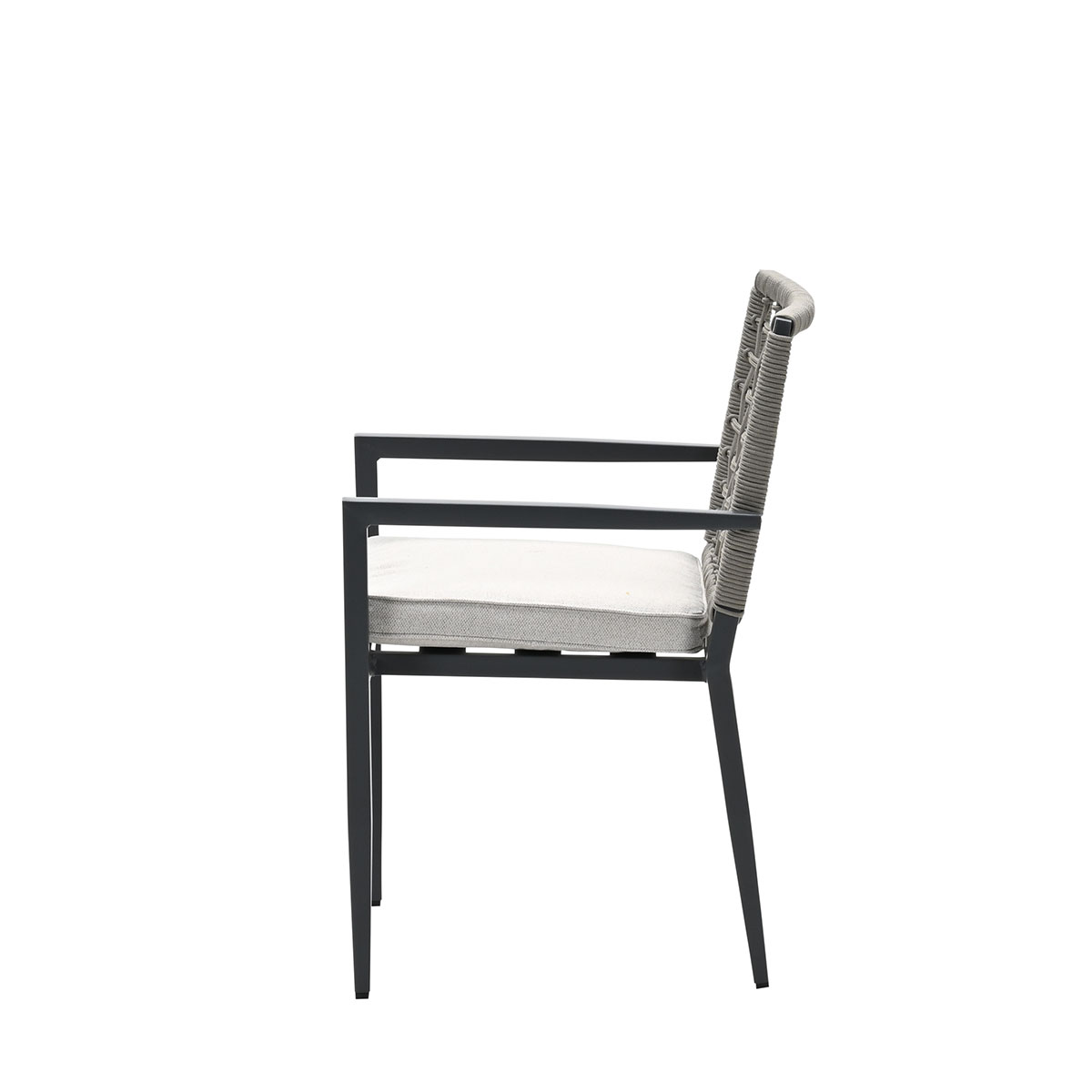 Een moderne stoel met donker metalen frame, licht zitkussen en geweven rugleuning.