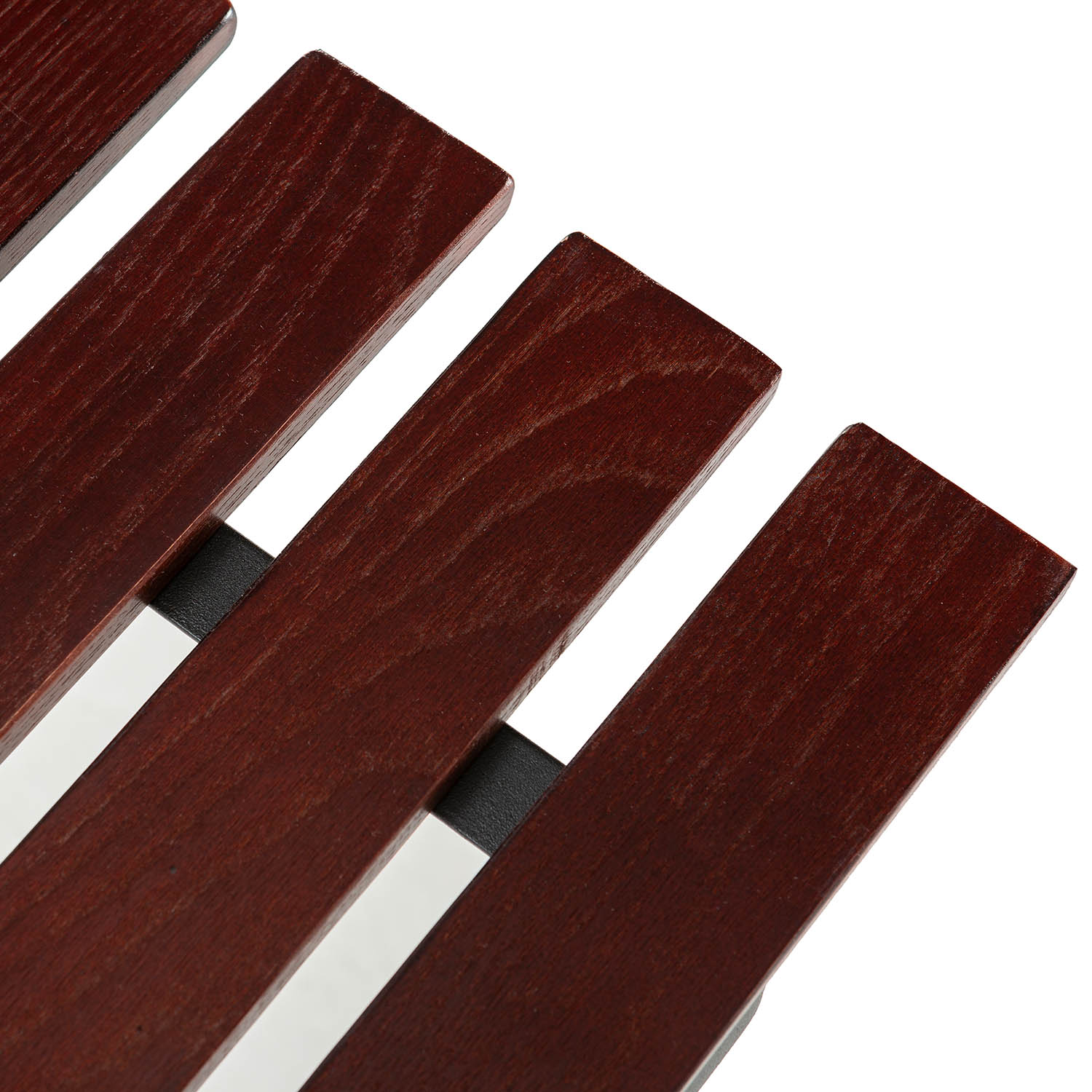 Tres listones de madera oscura con soporte negro sobre fondo blanco.