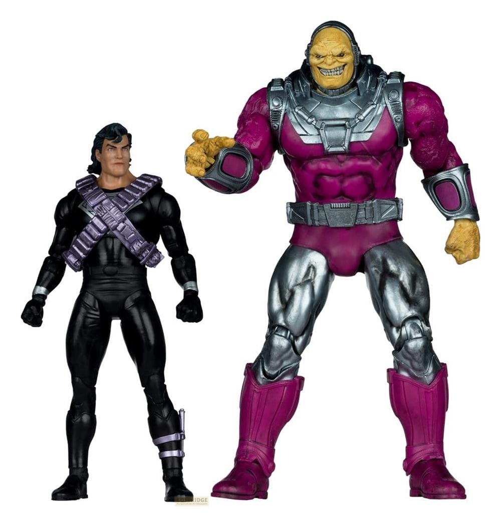 Zwei Actionfiguren, eine in Schwarz mit silbernen Akzenten, die andere in Lila und Silber.