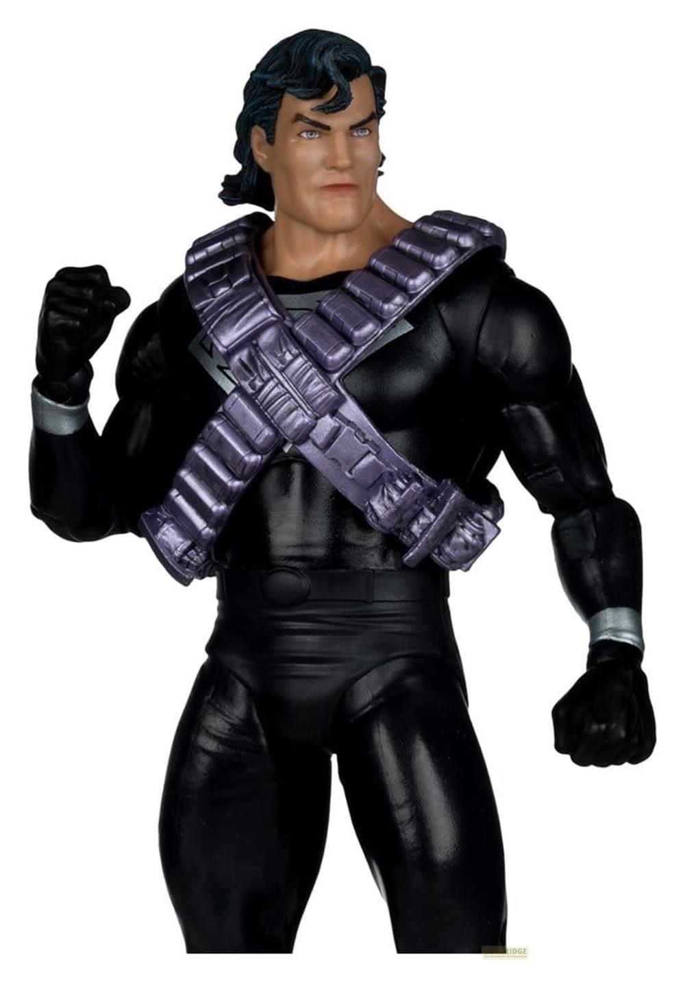 Eine Actionfigur eines Mannes mit schwarzen Haaren, schwarzem Anzug und violettem Gurt.