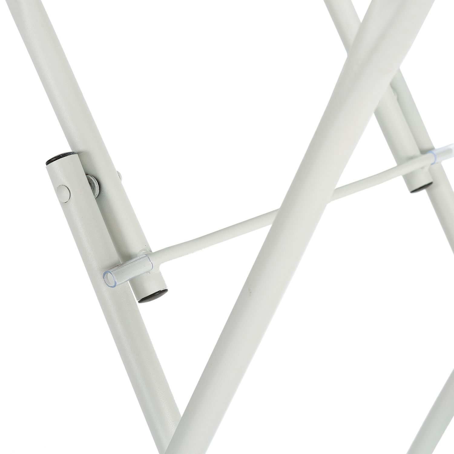 Tubos metálicos blancos forman una estructura en forma de X con conexiones visibles.