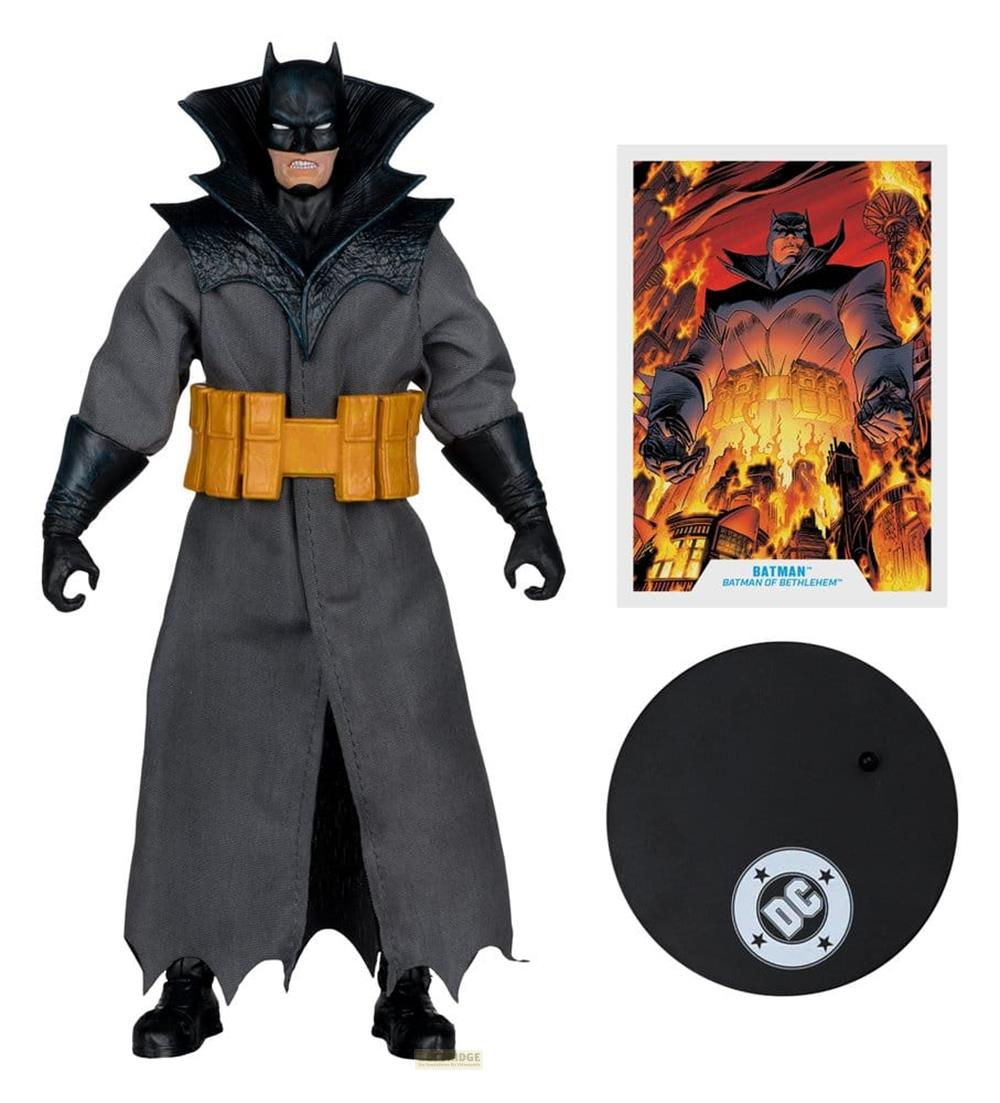 Una figura de Batman con abrigo gris y cinturón amarillo, junto a arte de cómic y base.