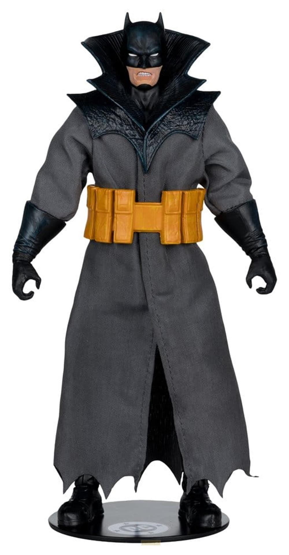 Figura de acción de Batman con abrigo gris, cinturón amarillo y máscara negra.
