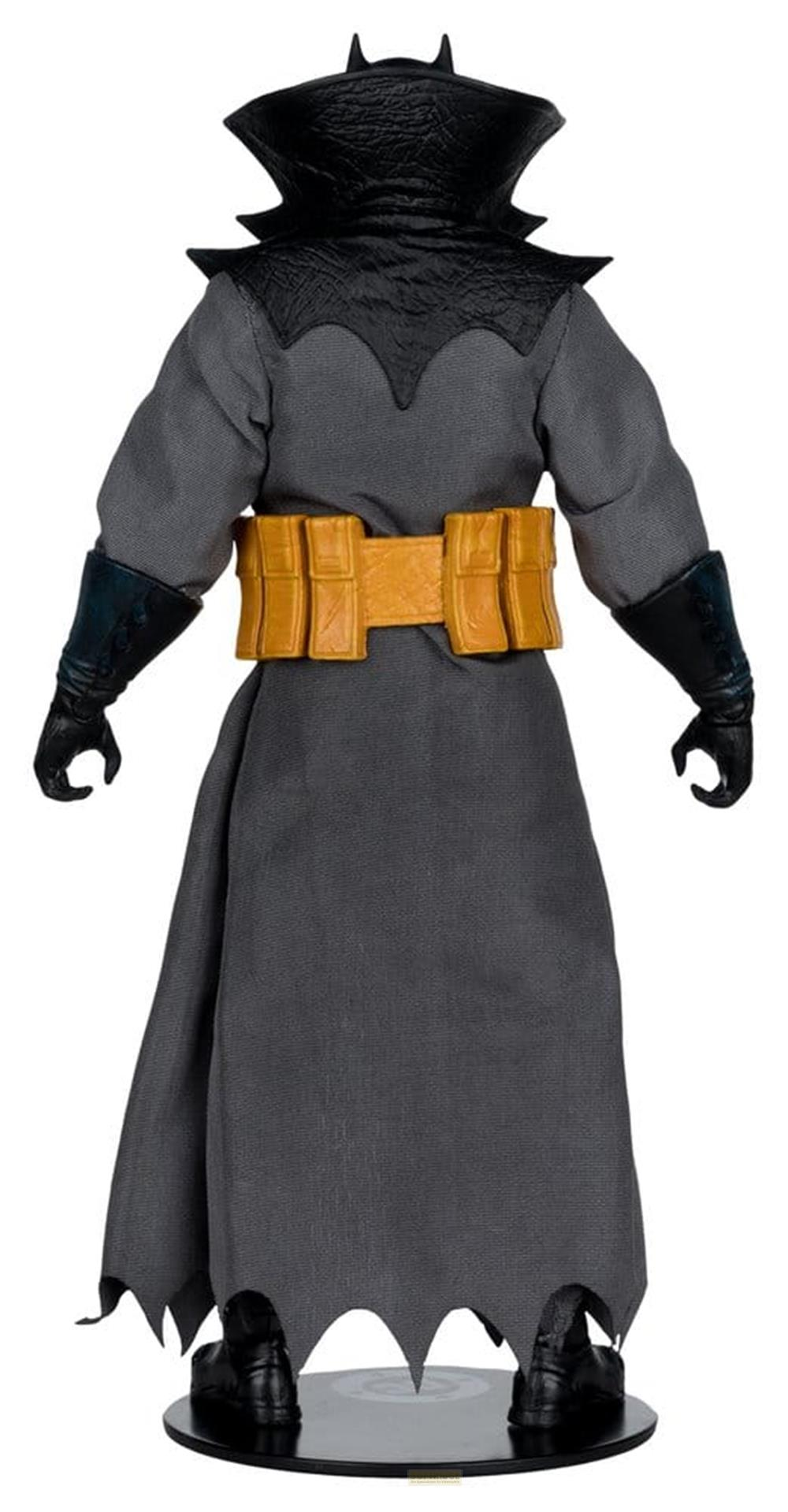 Vista posterior de una figura de Batman con capa gris, cinturón utilitario amarillo y guantes negros.