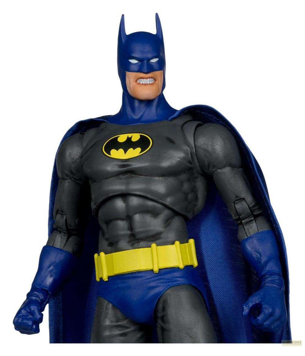Figura de acción de Batman con traje azul y gris y cinturón amarillo.