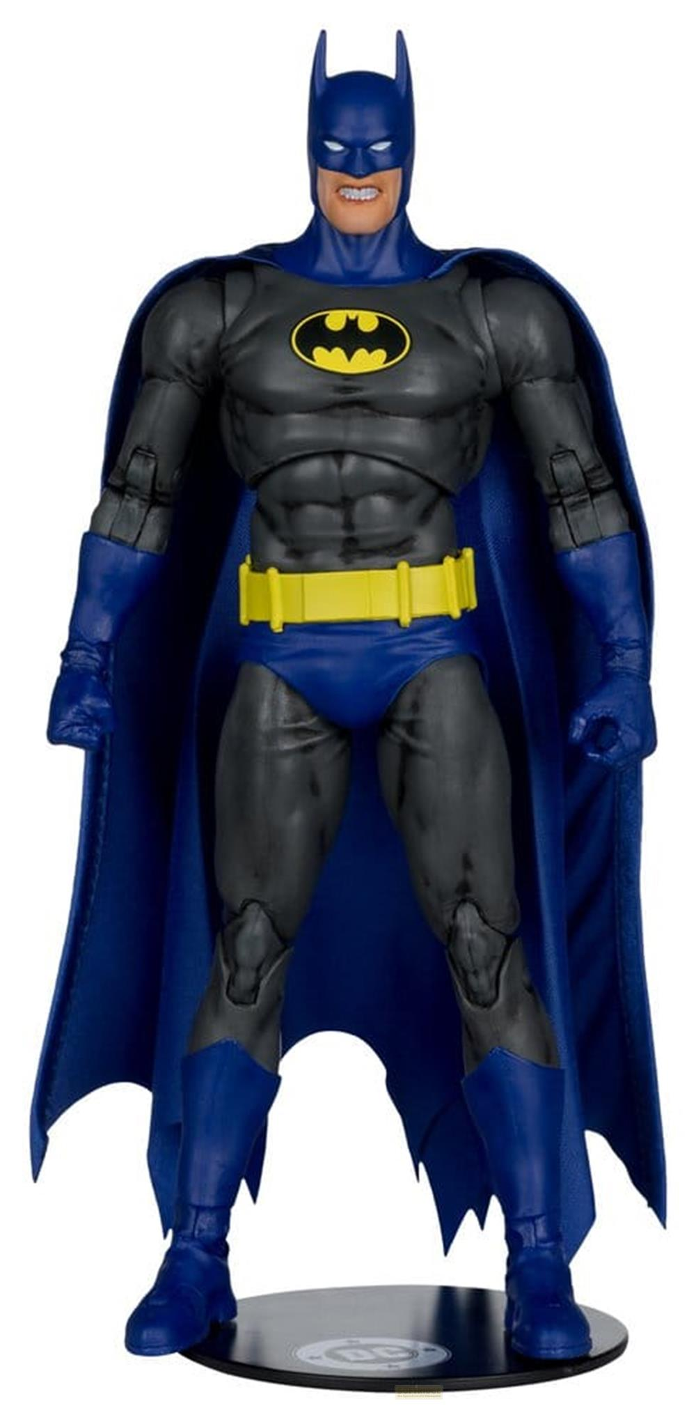 Figura de acción de Batman con traje gris, acentos azules, cinturón y logo amarillos.