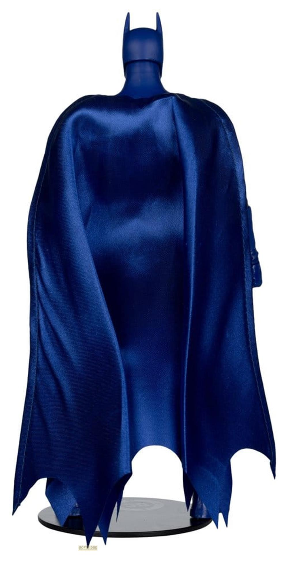 Vista trasera de una figura azul de Batman con capa, sobre un soporte.