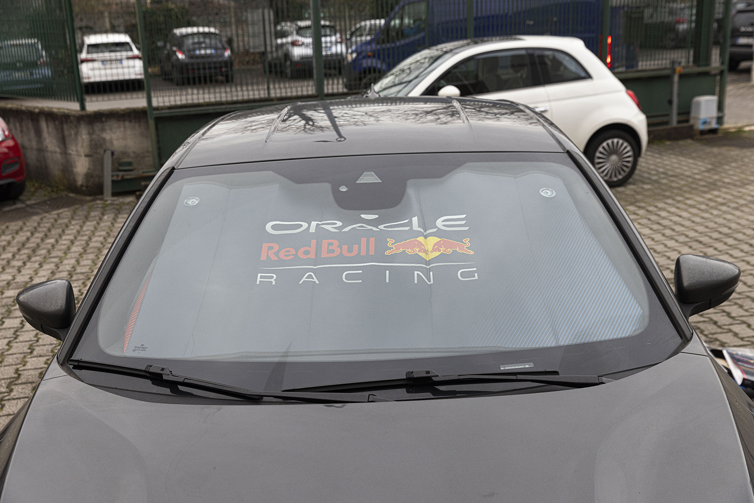 Fronte auto con parasole sul parabrezza con logo Oracle Red Bull Racing.