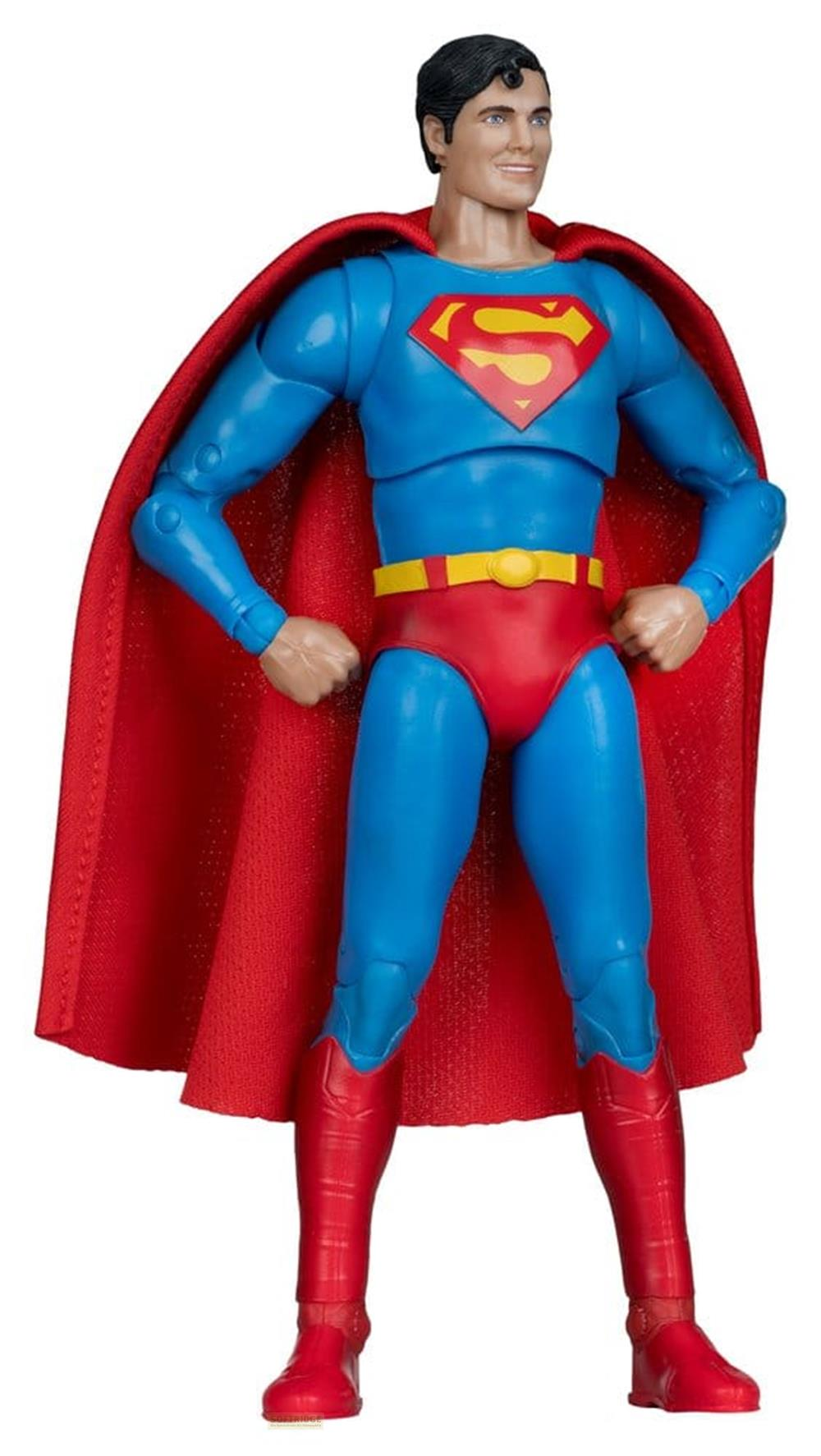 Eine Superman-Figur in voller Montur mit rotem Umhang und S-Symbol.