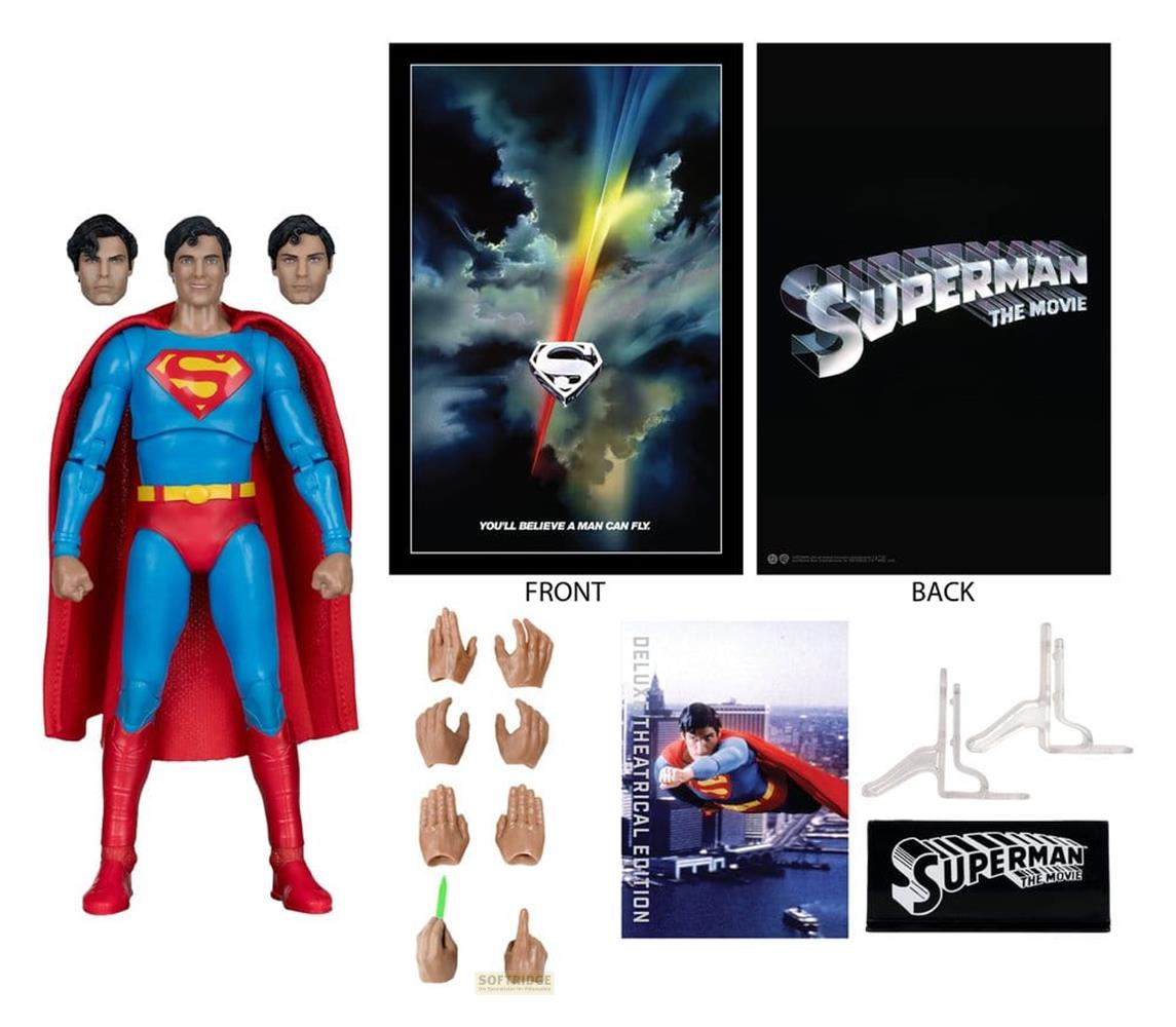 Superman-Actionfigur mit Zubehör, Filmplakaten und Ständern.