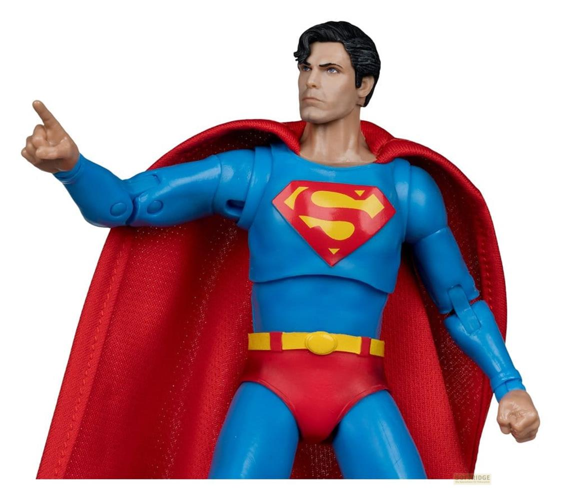 Eine Superman-Figur in blauer Uniform mit rotem Cape und S-Symbol auf der Brust.