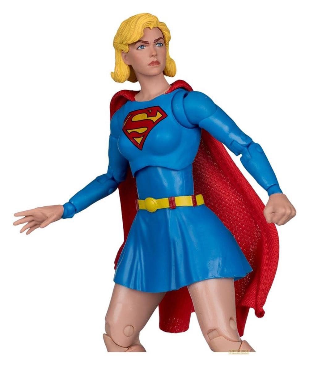 Figura de Supergirl con traje azul, capa roja, cinturón amarillo y emblema S.