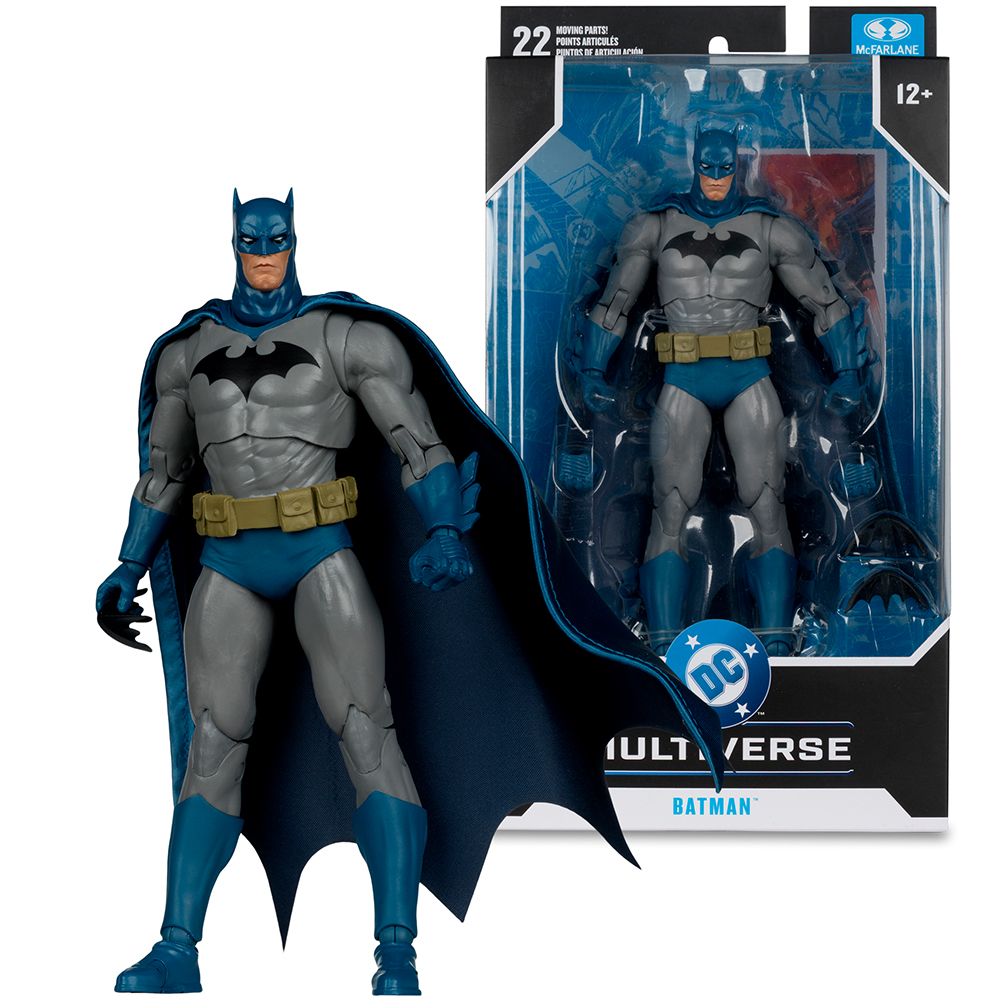Una figura de acción de Batman en gris y azul, con capa, junto a su caja.