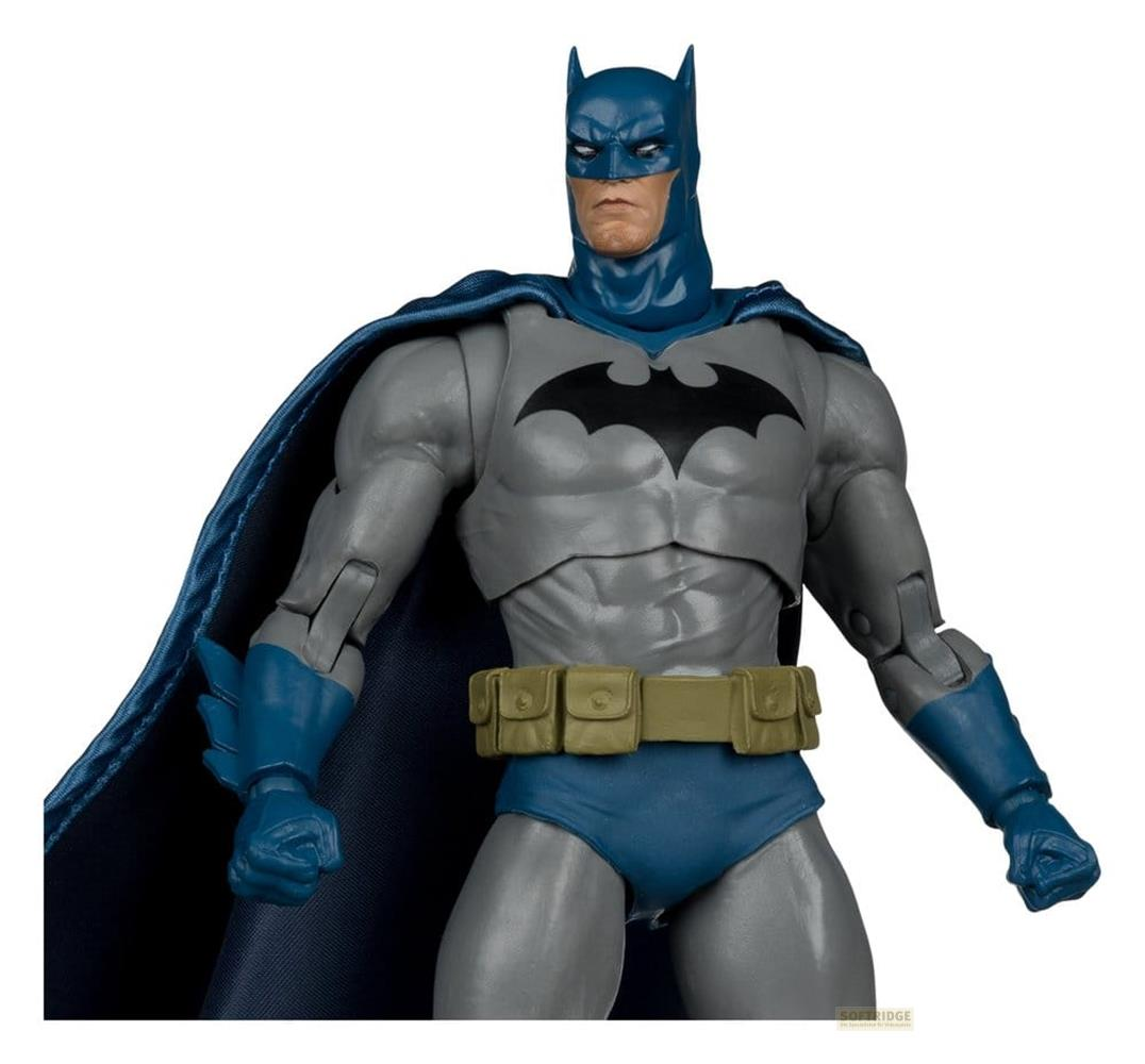 Una figura de acción de Batman en gris y azul, con capa.