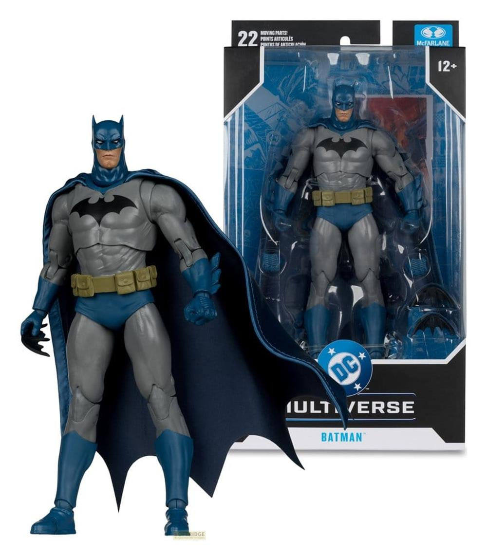 Una figura de acción de Batman gris y azul con capa, junto a su embalaje.