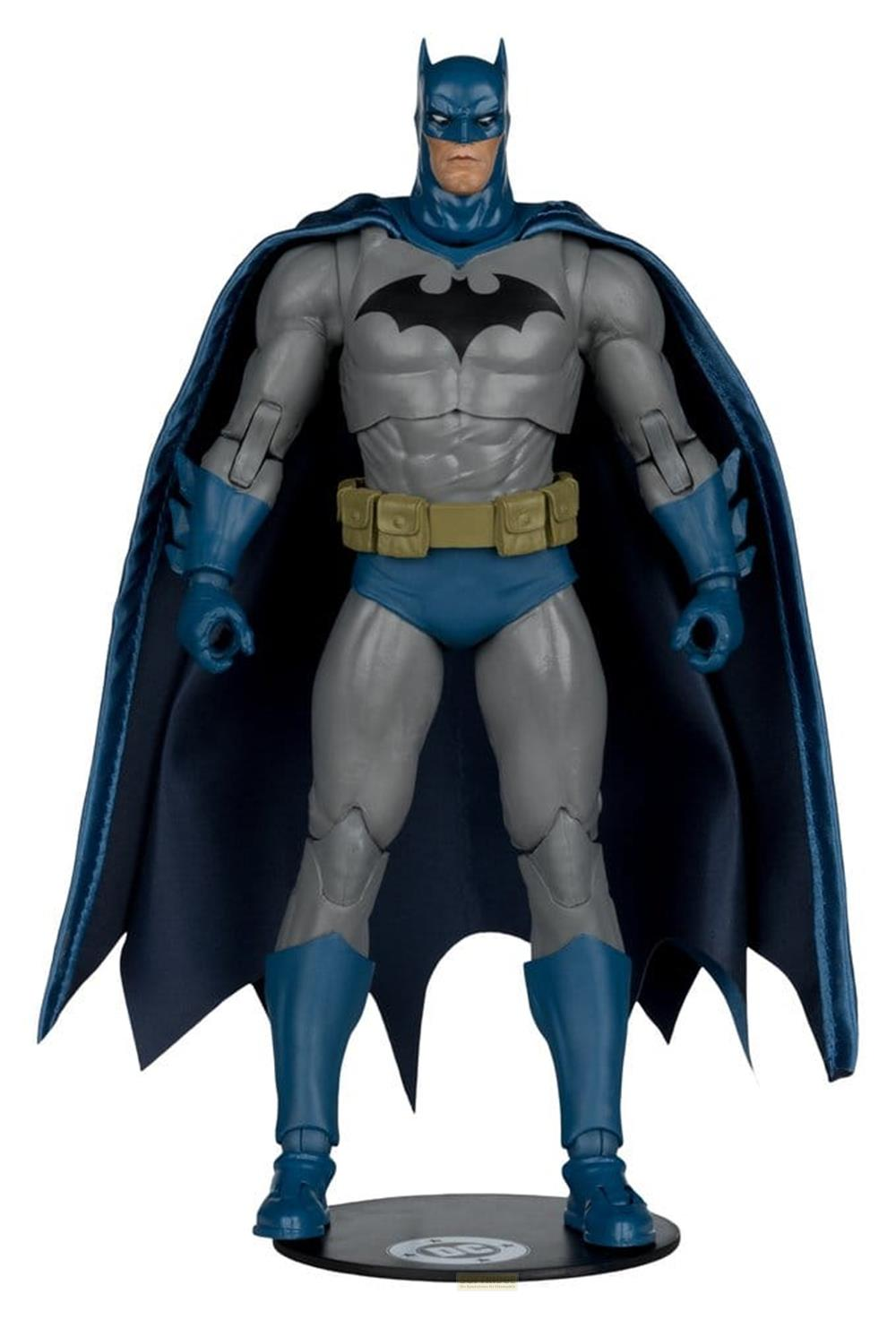 Una figura de acción de Batman en gris, azul y con cinturón utilitario amarillo sobre base negra.
