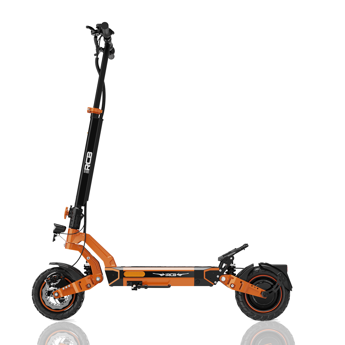 Ein orangefarbener und schwarzer Elektroroller mit RCB-Logo auf weißem Hintergrund.