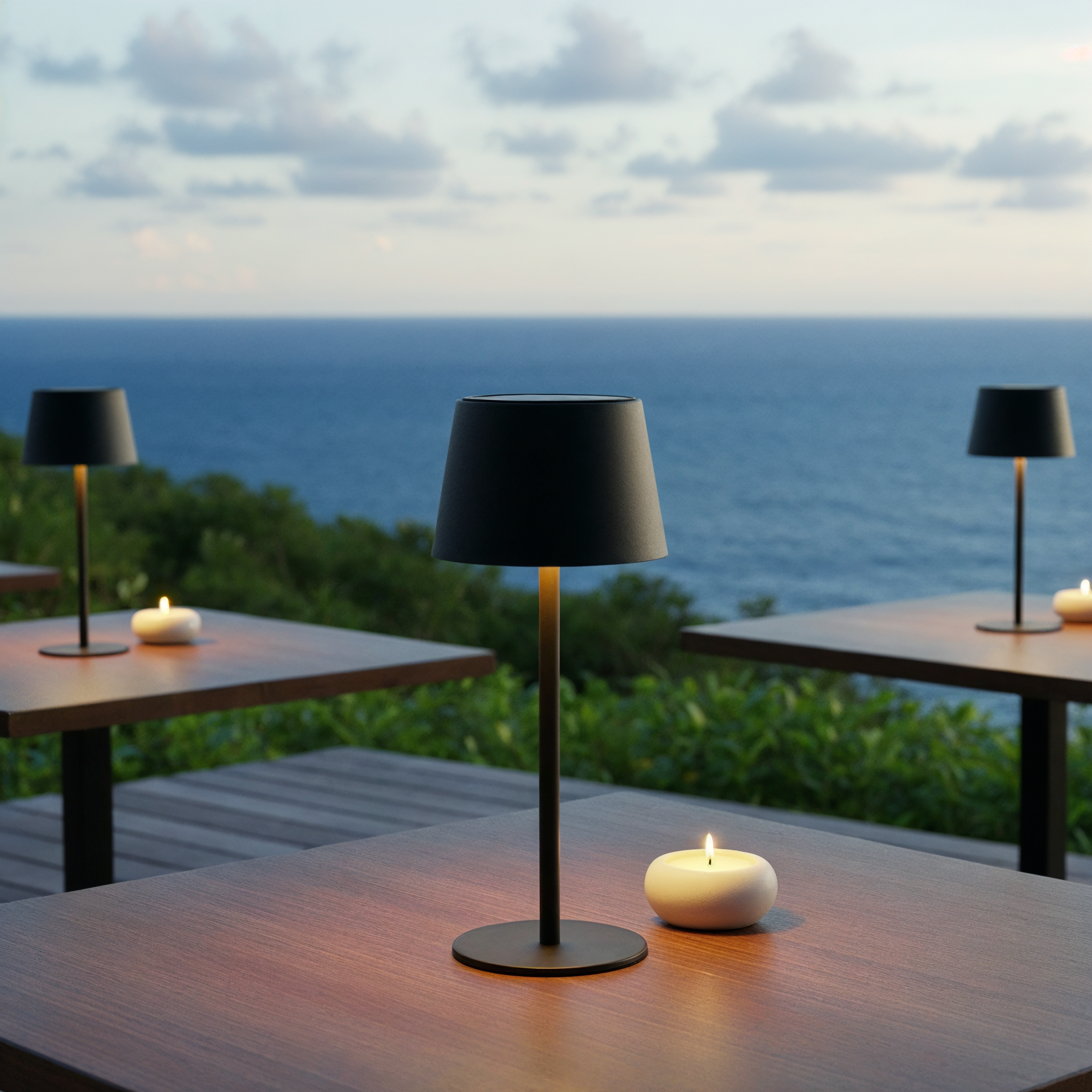 Tische am Meer mit Lampen und Kerzen. Dunkle Lampen auf Holztischen.