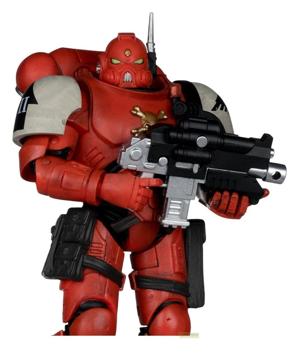 Un soldado con armadura roja sosteniendo un rifle, ojos verdes, emblema de calavera.