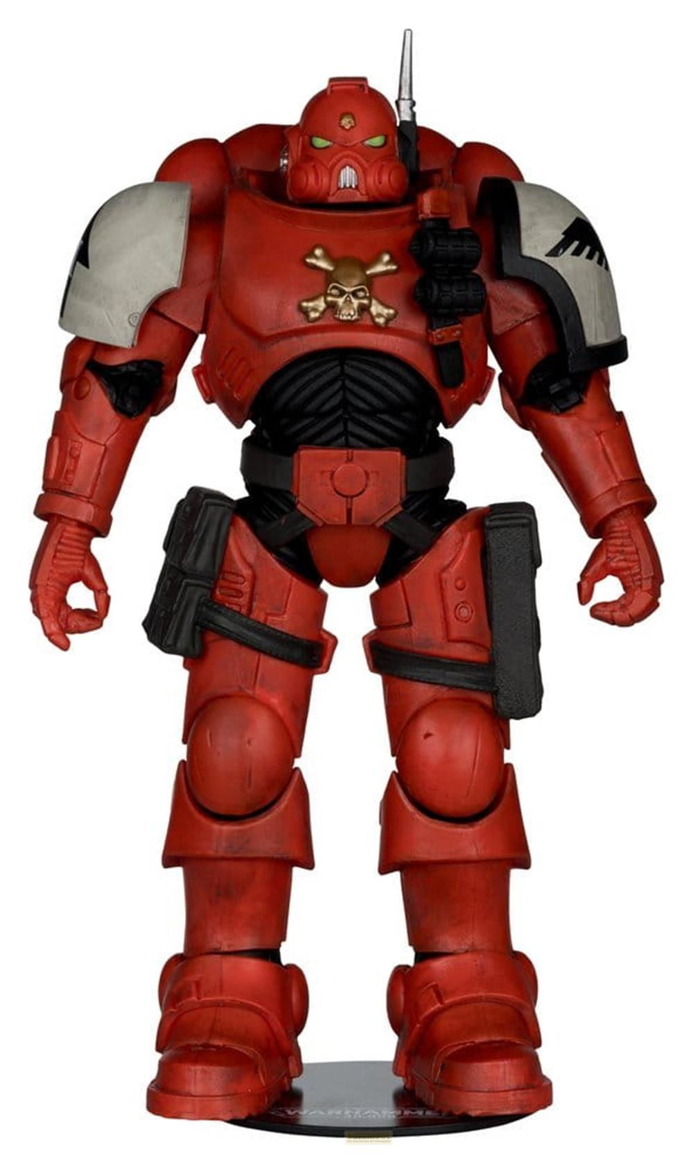 Figura de un marine espacial rojo con emblema de calavera dorada y hombreras blancas sobre fondo blanco.