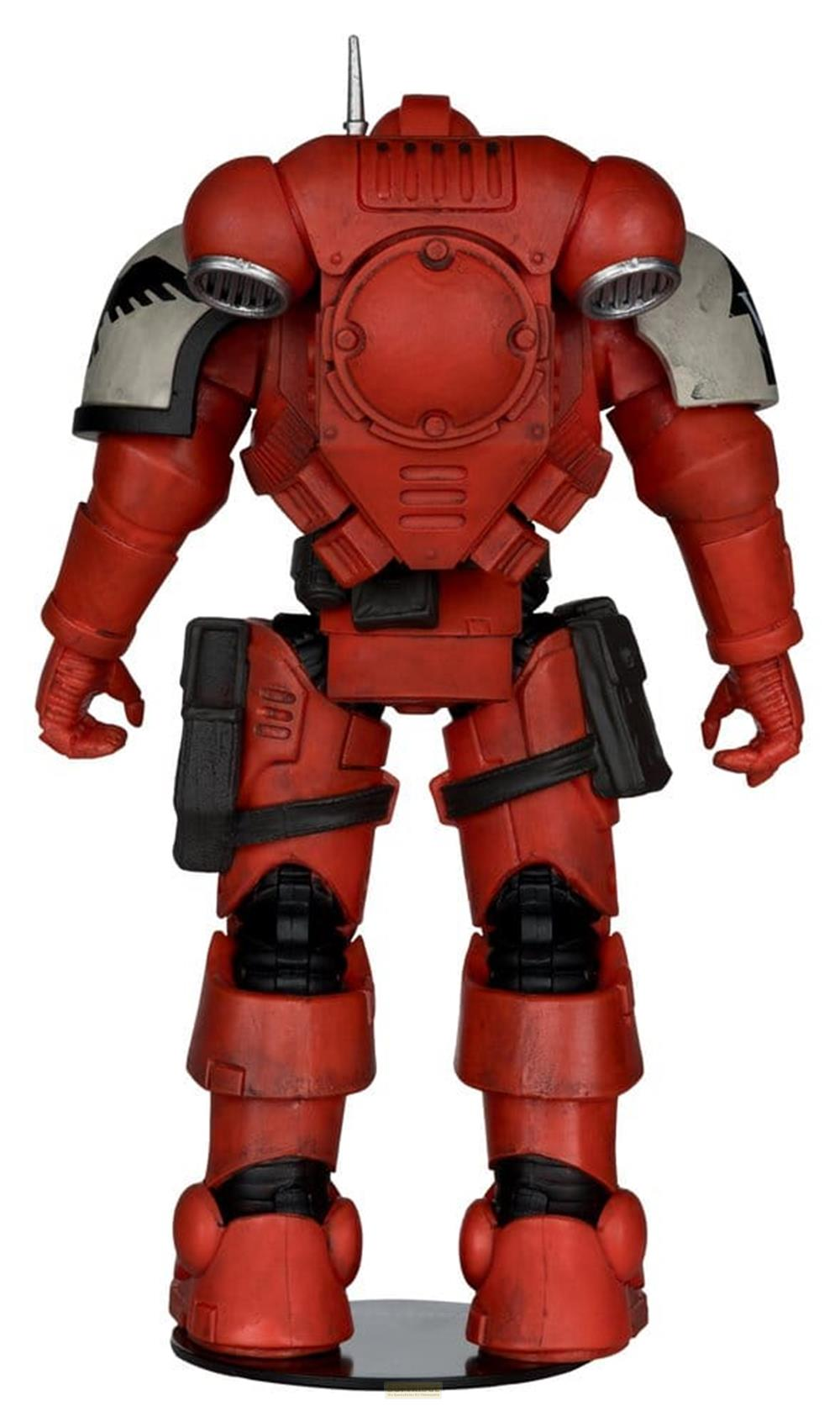 Figura roja con detalles negros y hombreras grises con diseño negro.