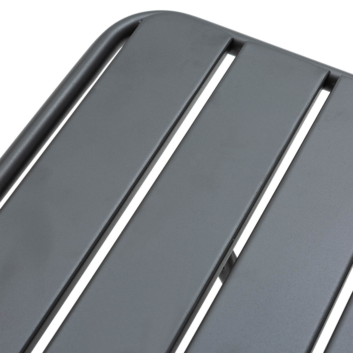 Silla de metal gris con listones estrechos y bordes redondeados.