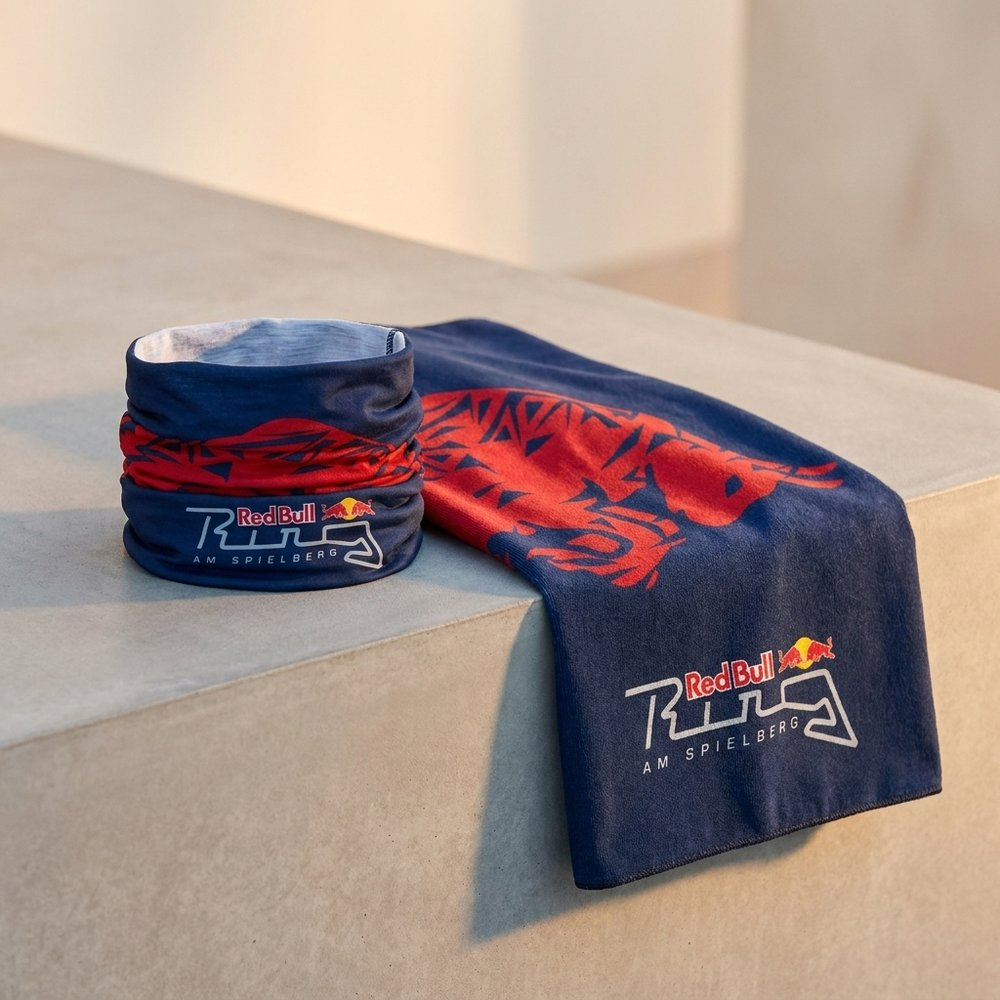 Un asciugamano blu e un scaldacollo con loghi Red Bull e design di pista.