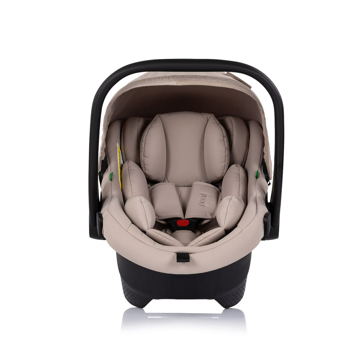 Ein beiger Kindersitz mit schwarzem Griff und Polsterung.