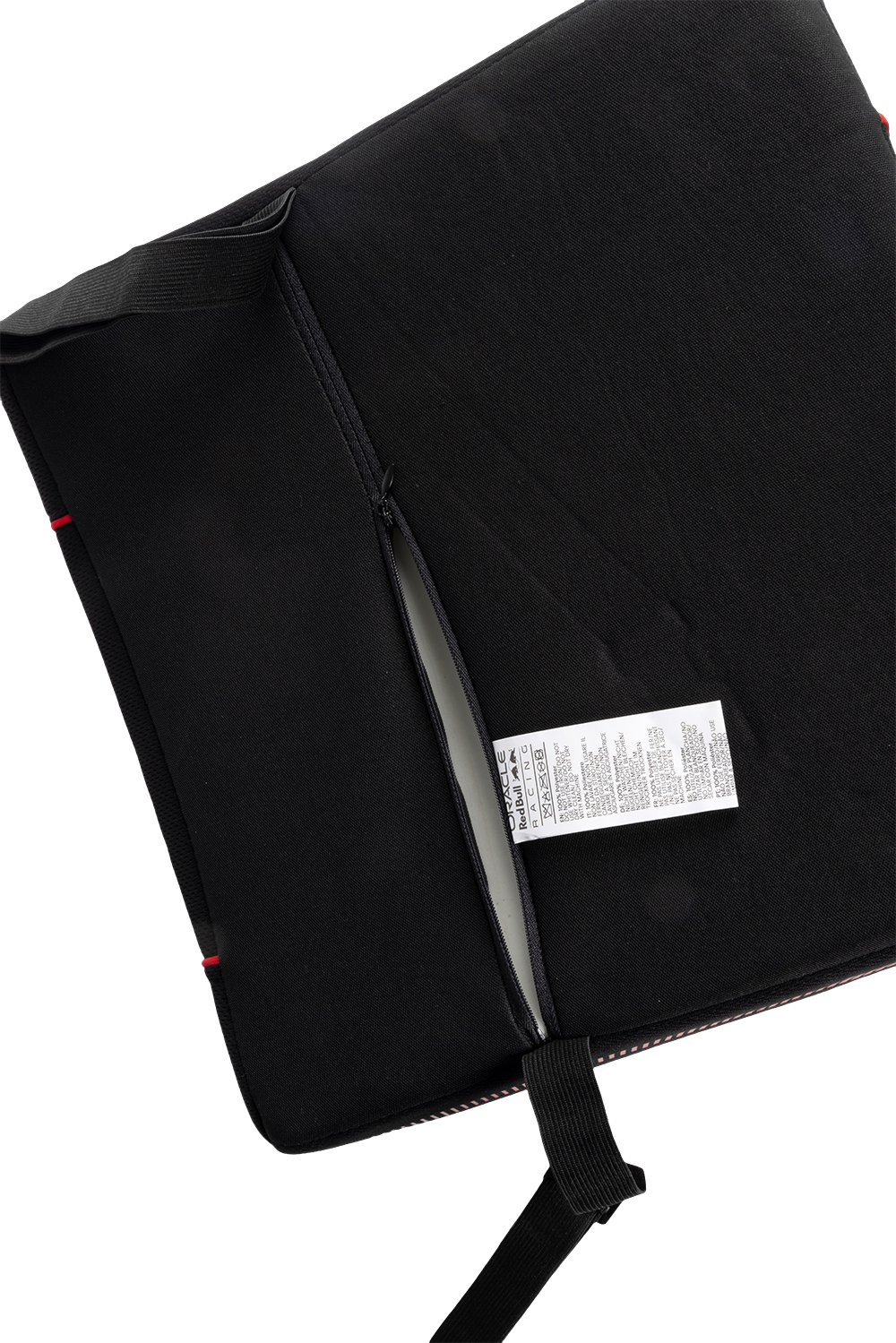 Cuscino nero con cerniera ed etichetta Red Bull Racing.
