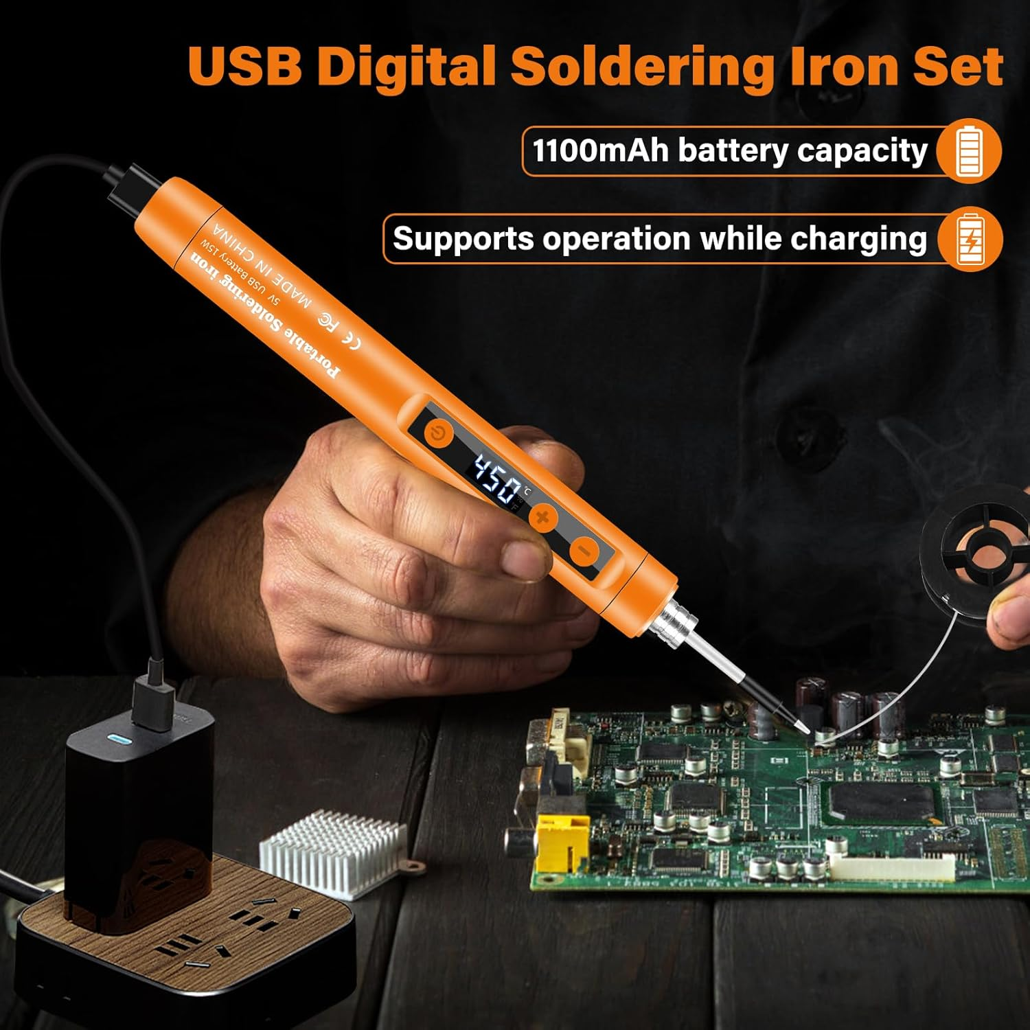 Orange digitaler Lötkolben mit LED-Anzeige, an Ladegerät angeschlossen, lötet Platine.