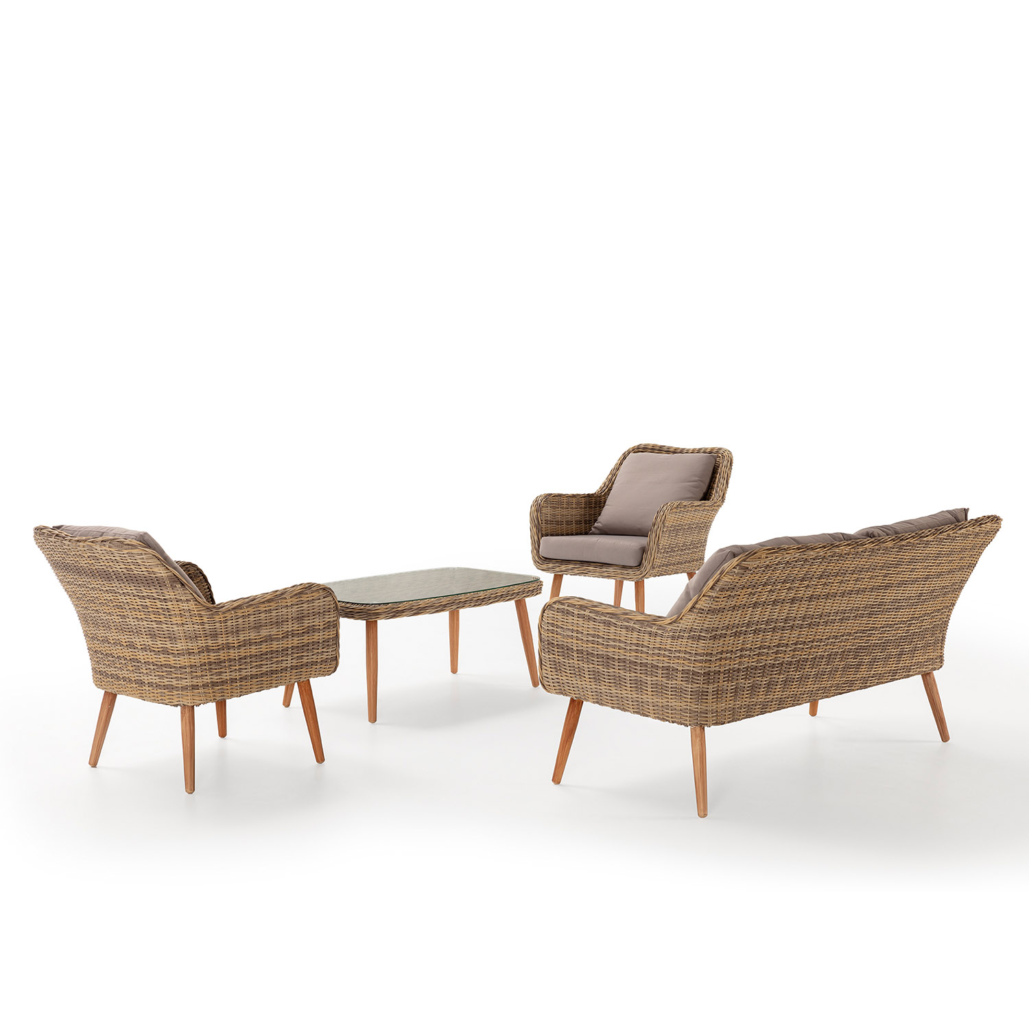 Un sofá de ratán marrón, dos sillones y una mesa de centro con tapa de cristal.