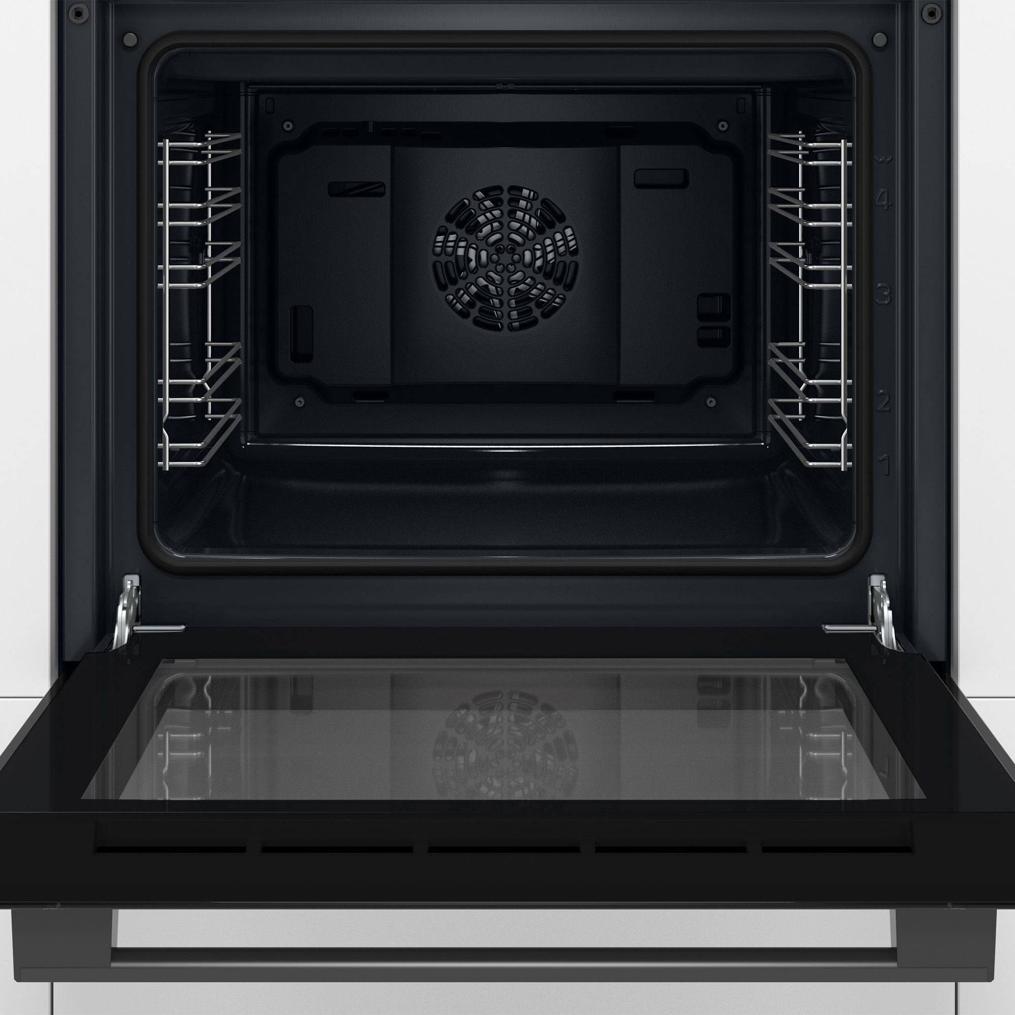 Ein offener Backofen mit einem Lüftergitter und zwei Metallrosten im Inneren.