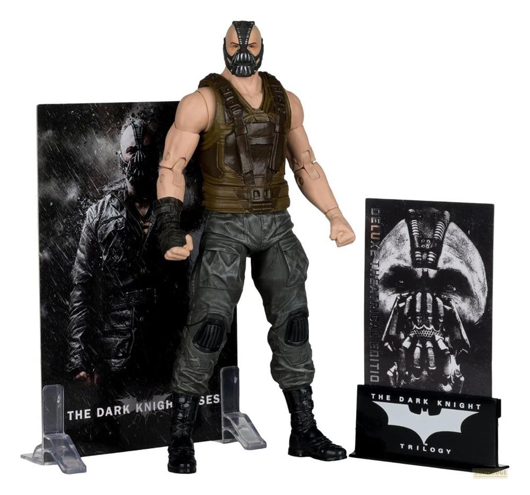 Figura de acción de Bane con máscara, chaleco, pantalones, botas y dos pósteres de The Dark Knight.
