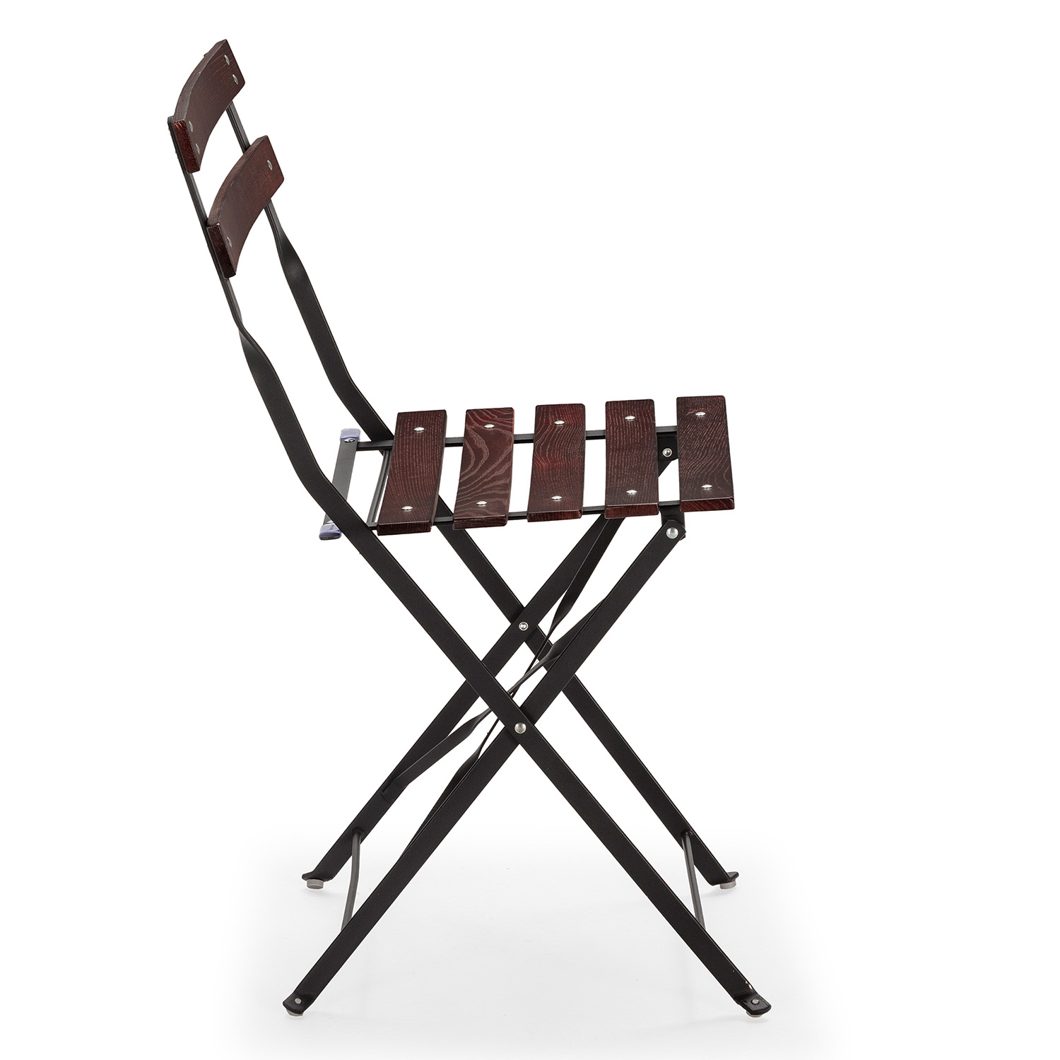 Una silla plegable de madera marrón con marco de metal negro se muestra sobre fondo blanco.