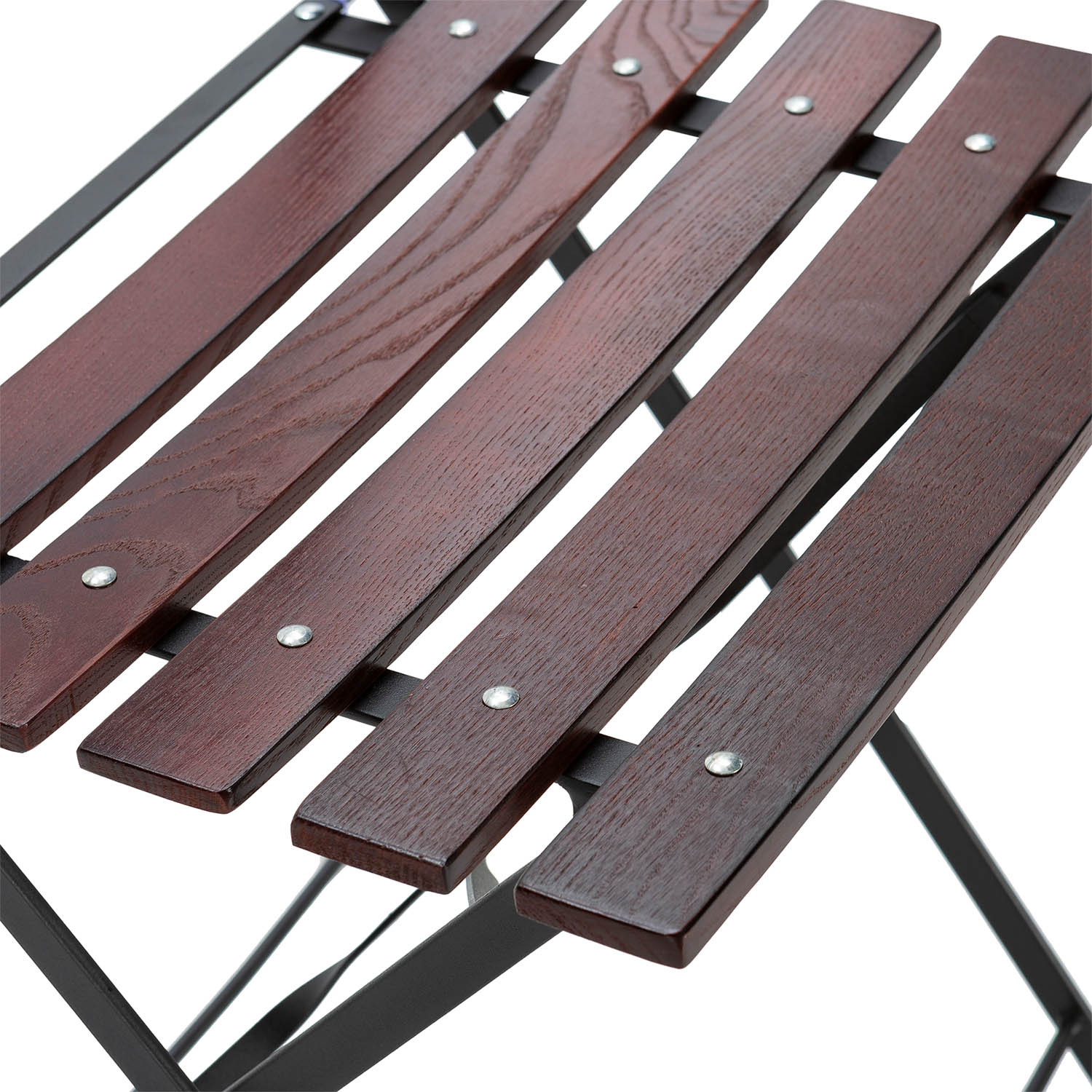 Listones de madera marrones sobre un marco de metal negro, vista cercana.