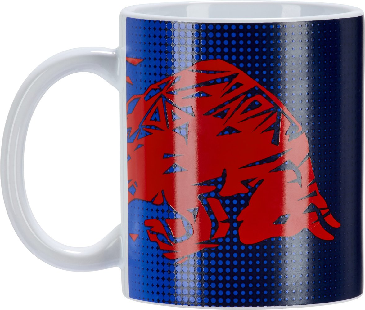 Una tazza bianca con il logo Red Bull su sfondo blu scuro.