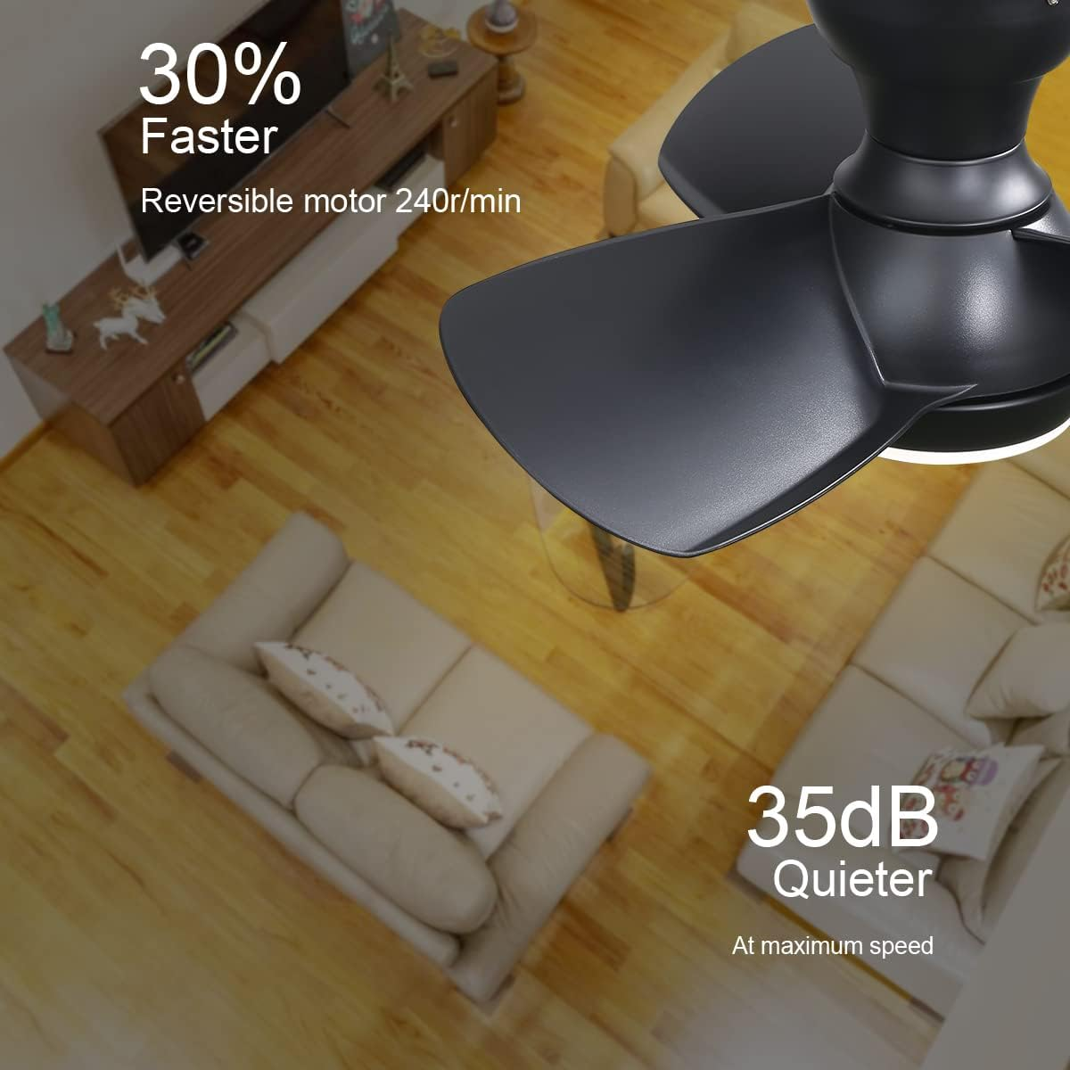 Schwarzer Deckenventilator über einem Wohnzimmer mit Sofas und Holzboden.