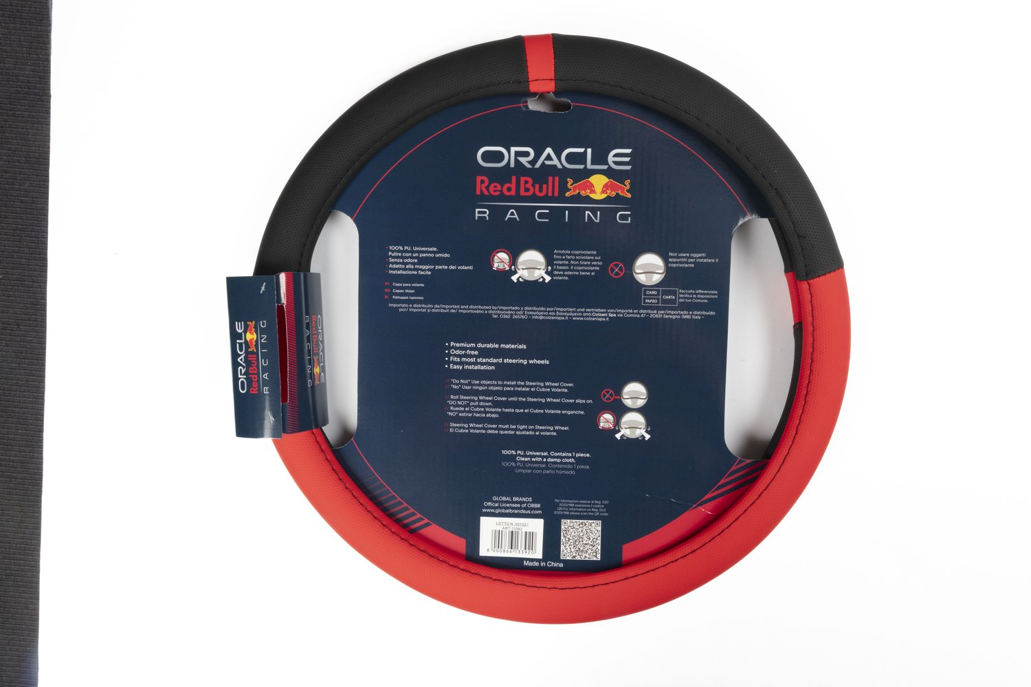 Un coprivolante rosso e nero con logo Oracle Red Bull Racing.