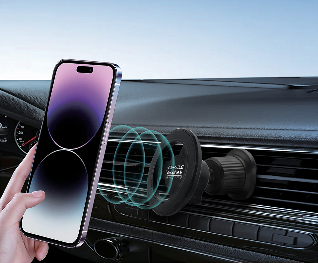 Una persona sta agganciando magneticamente un iPhone a un supporto per bocchetta d'aria per auto.