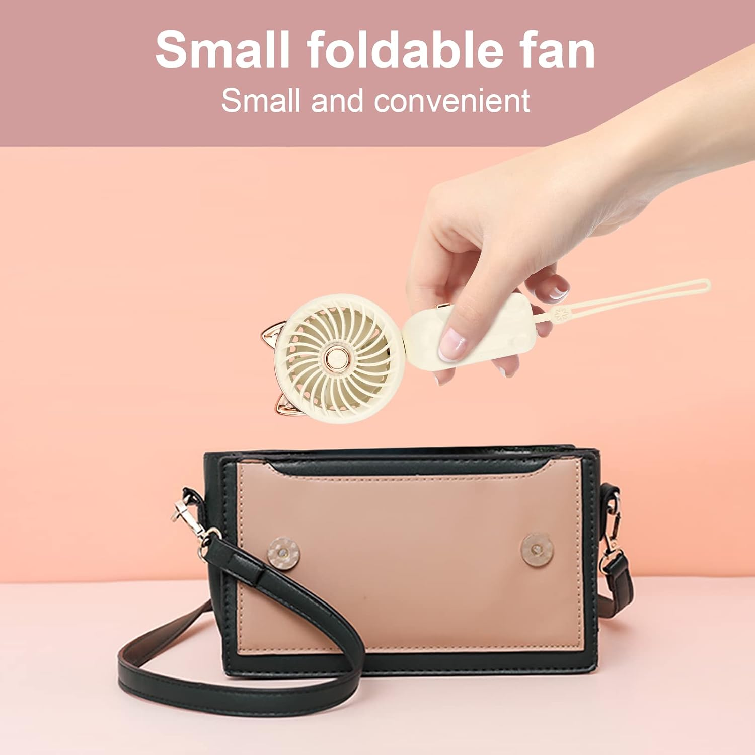Eine Hand hält einen kleinen weißen Ventilator über einer zweifarbigen Tasche.