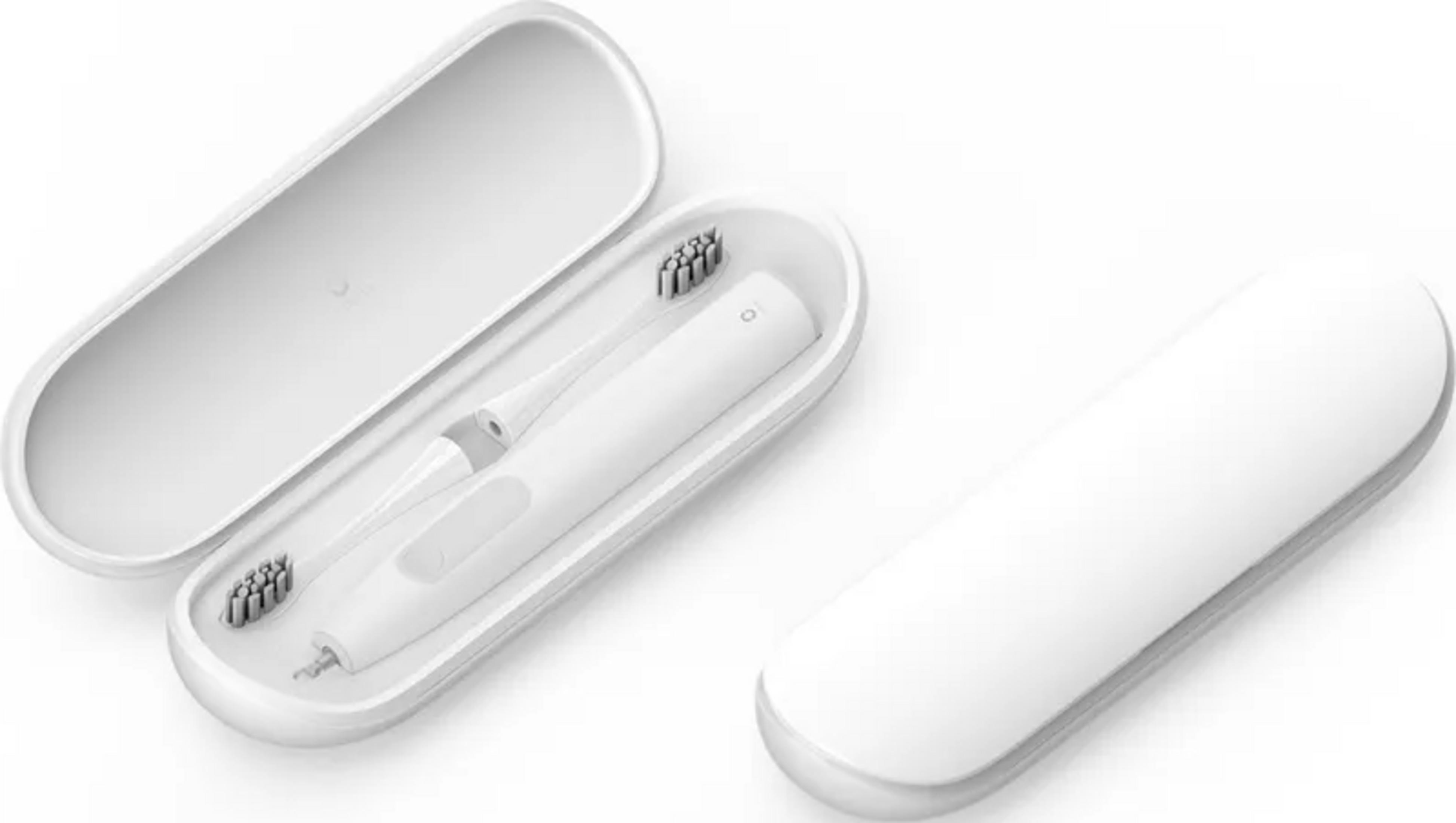 Ein weißes Etui mit einer elektrischen Zahnbürste und zwei Aufsätzen.