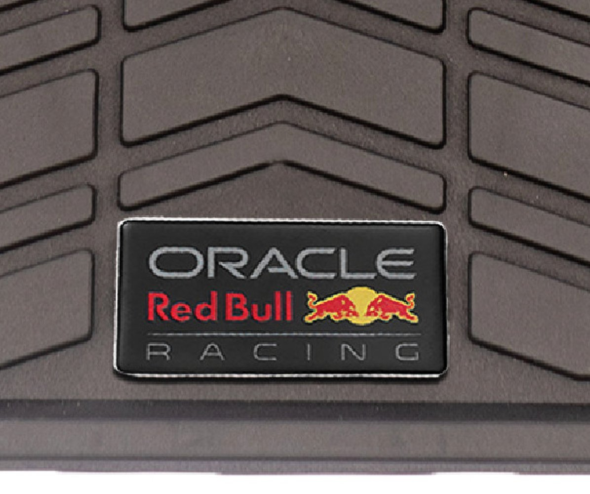 Un logo Oracle Red Bull Racing su un tappetino di gomma scuro.
