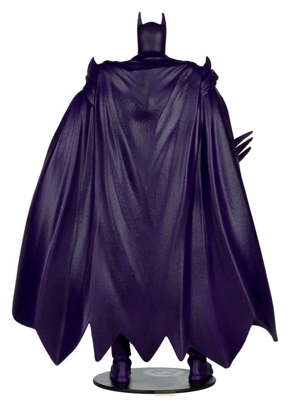 Eine lila Figur von Batman mit seinem Umhang von hinten.