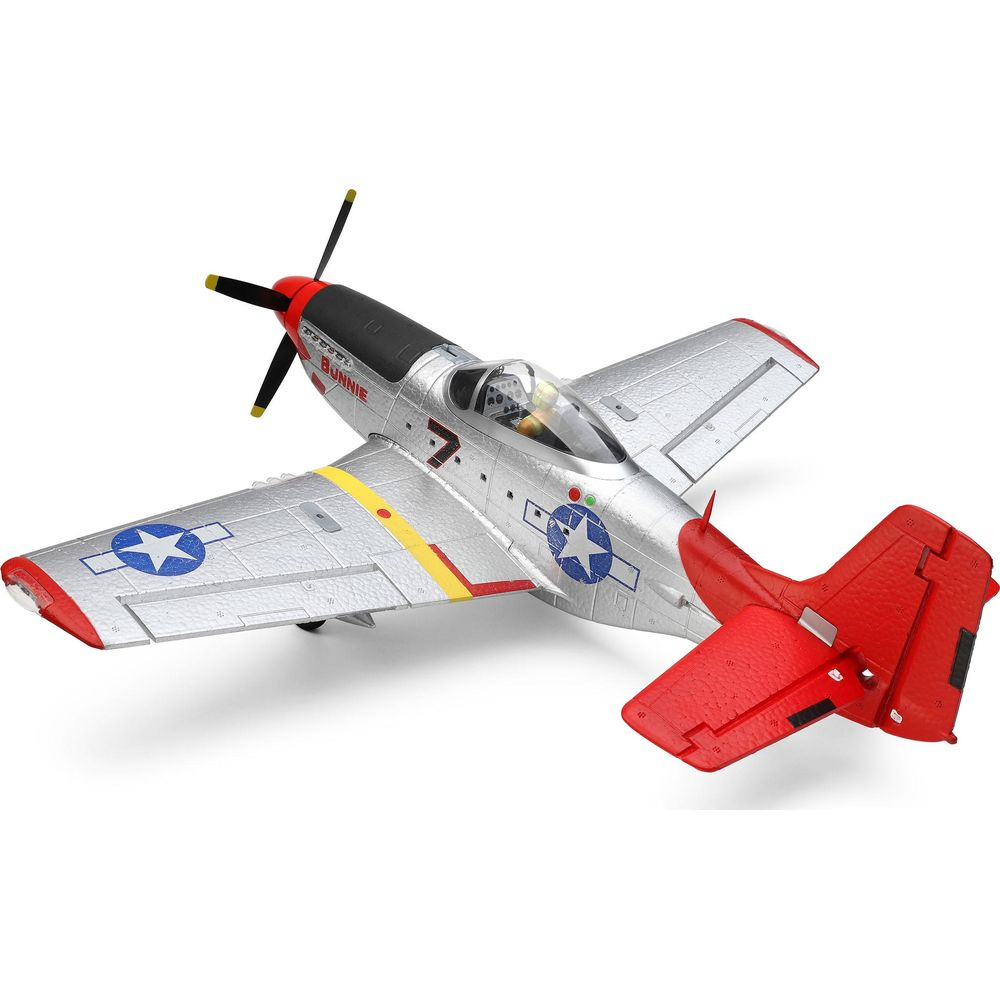 Maquette d'avion argentée à queue rouge et bande jaune. Insigne étoile bleue sur les ailes.