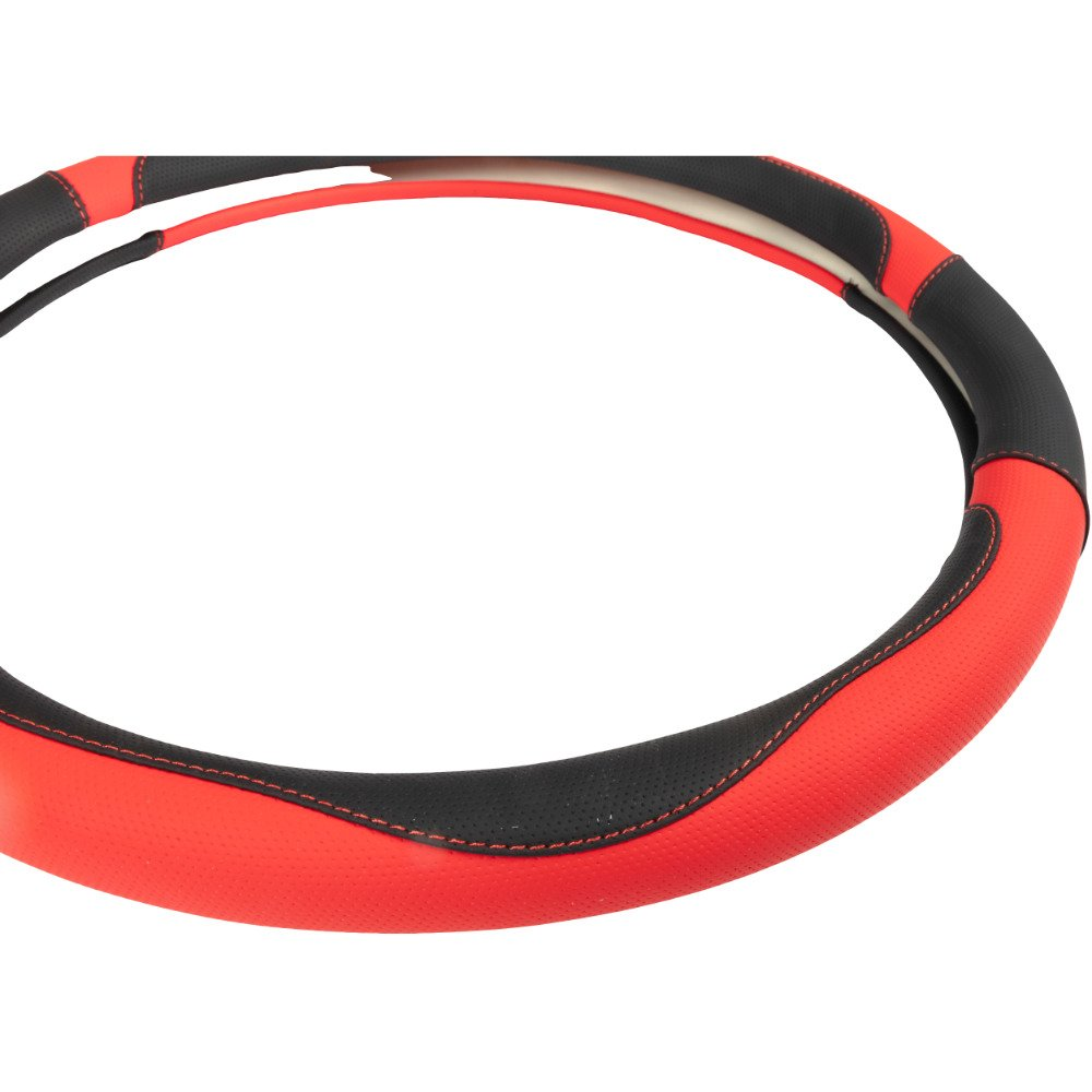Un coprivolante rosso e nero con cuciture rosse su sfondo bianco.